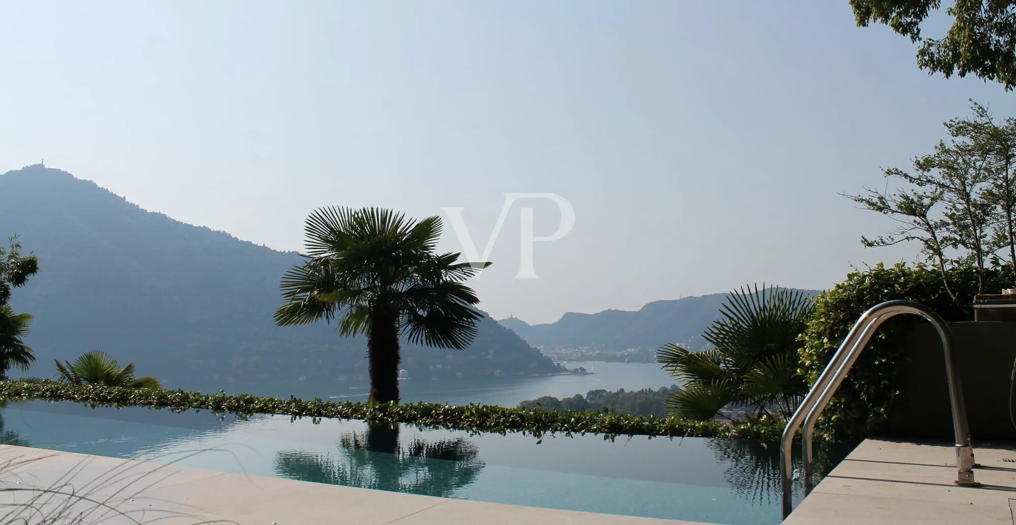 Moderne Villa mit Schwimmbad und herrlichem Blick auf den Comer See