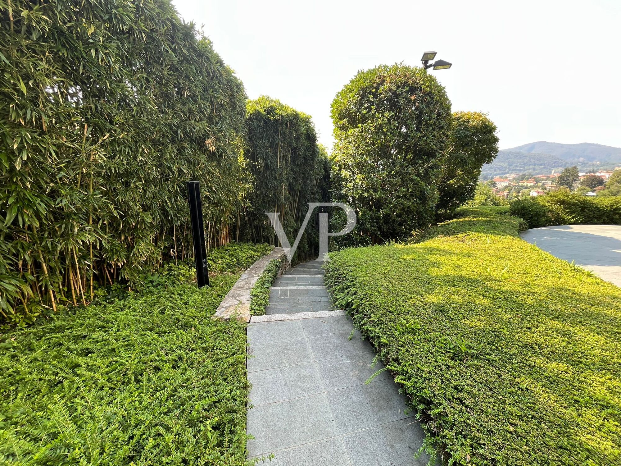 Moderne Villa mit Schwimmbad und herrlichem Blick auf den Comer See