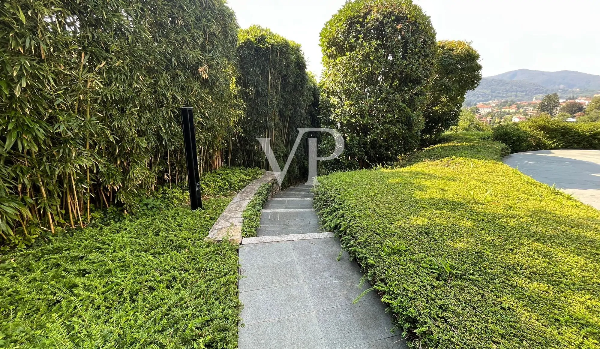 Moderne Villa mit Schwimmbad und herrlichem Blick auf den Comer See