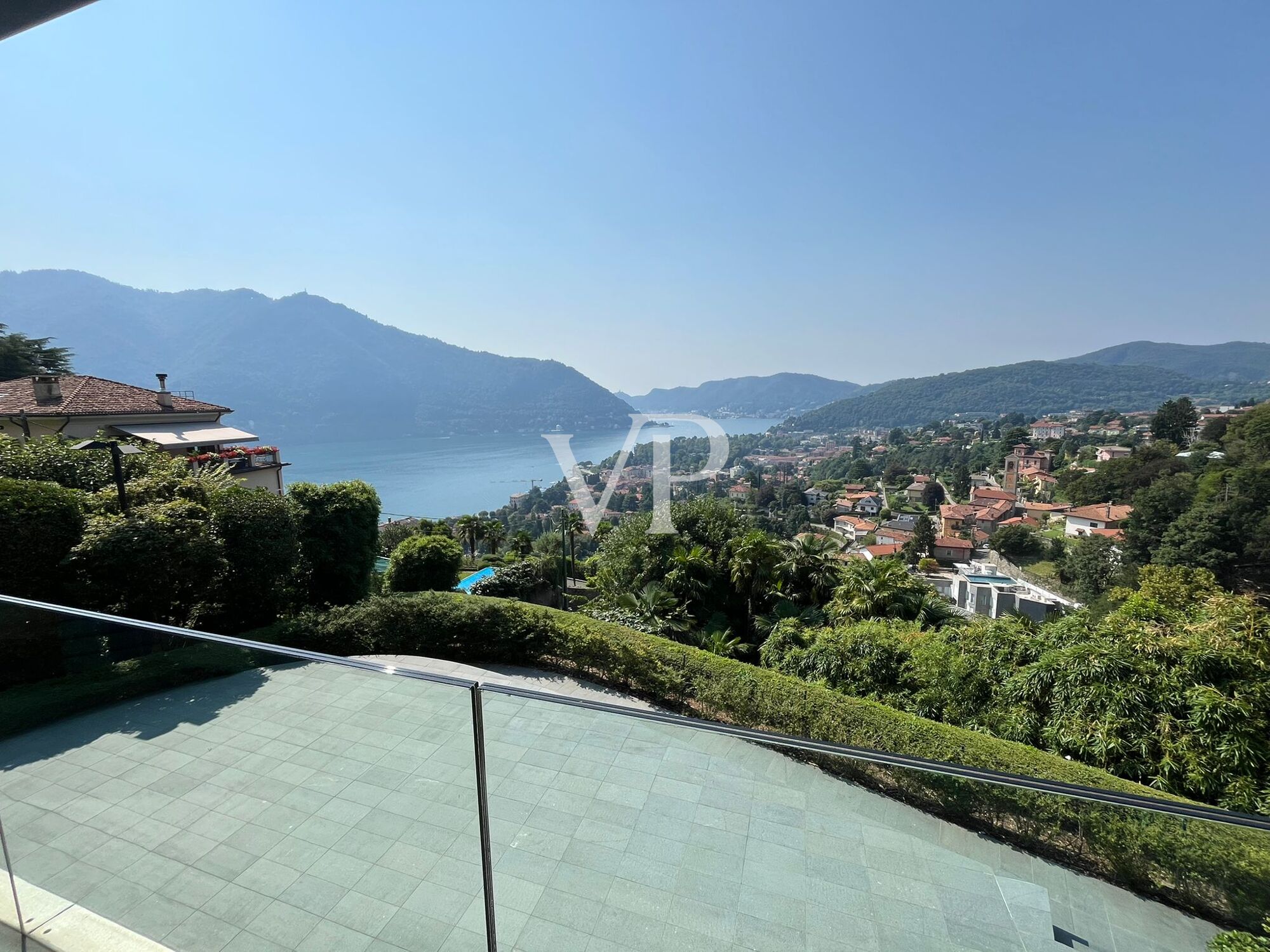 Moderne Villa mit Schwimmbad und herrlichem Blick auf den Comer See