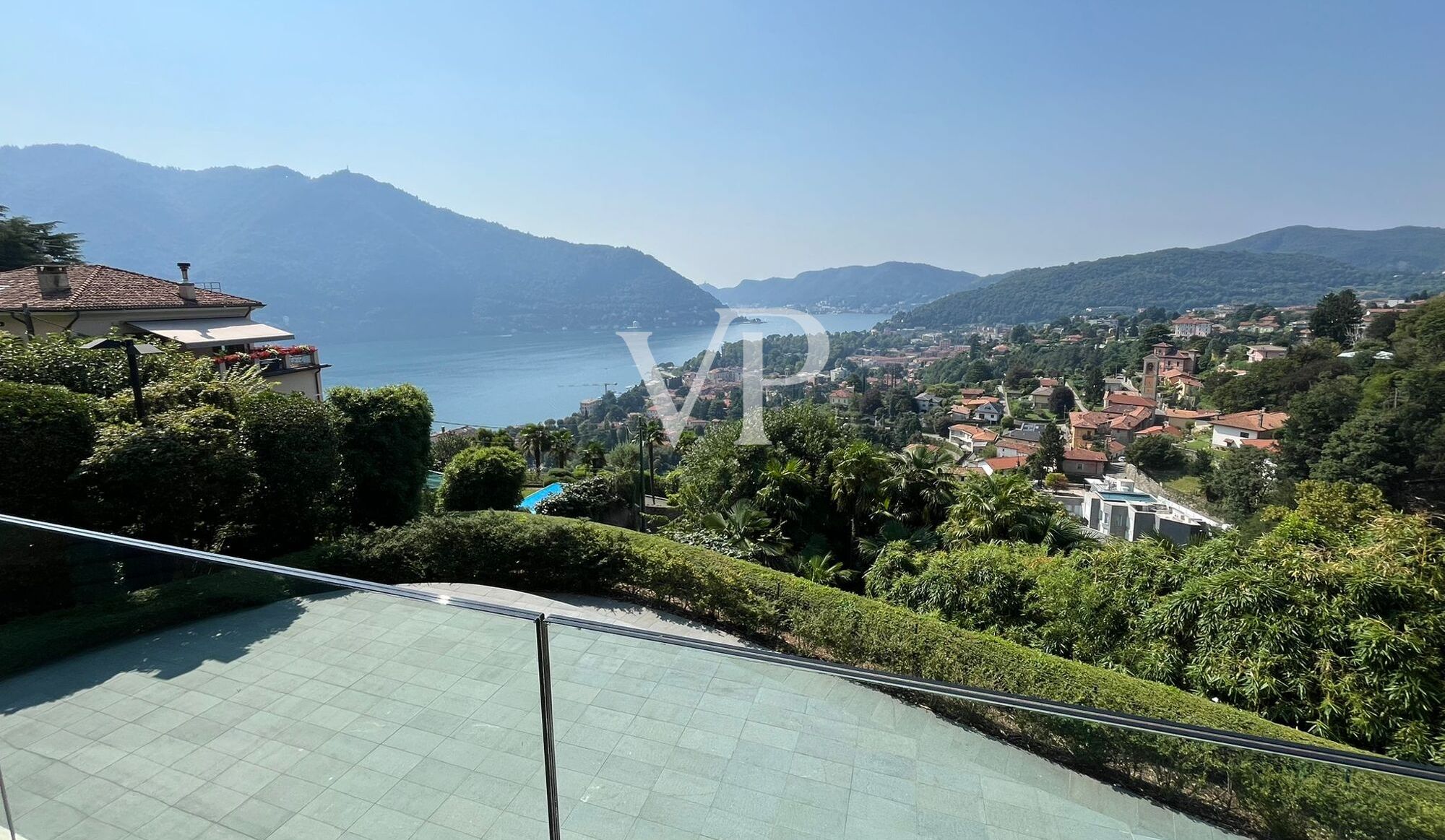 Moderne Villa mit Schwimmbad und herrlichem Blick auf den Comer See