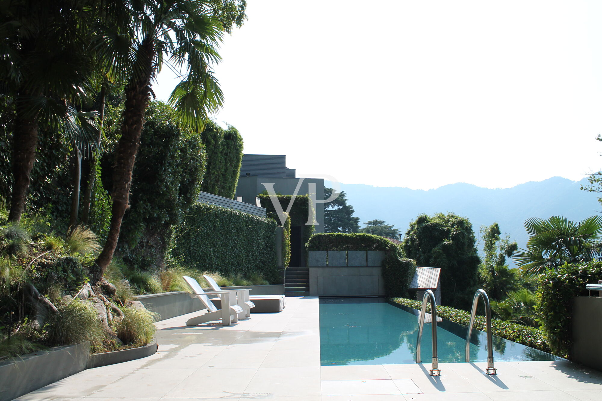 Moderne Villa mit Schwimmbad und herrlichem Blick auf den Comer See