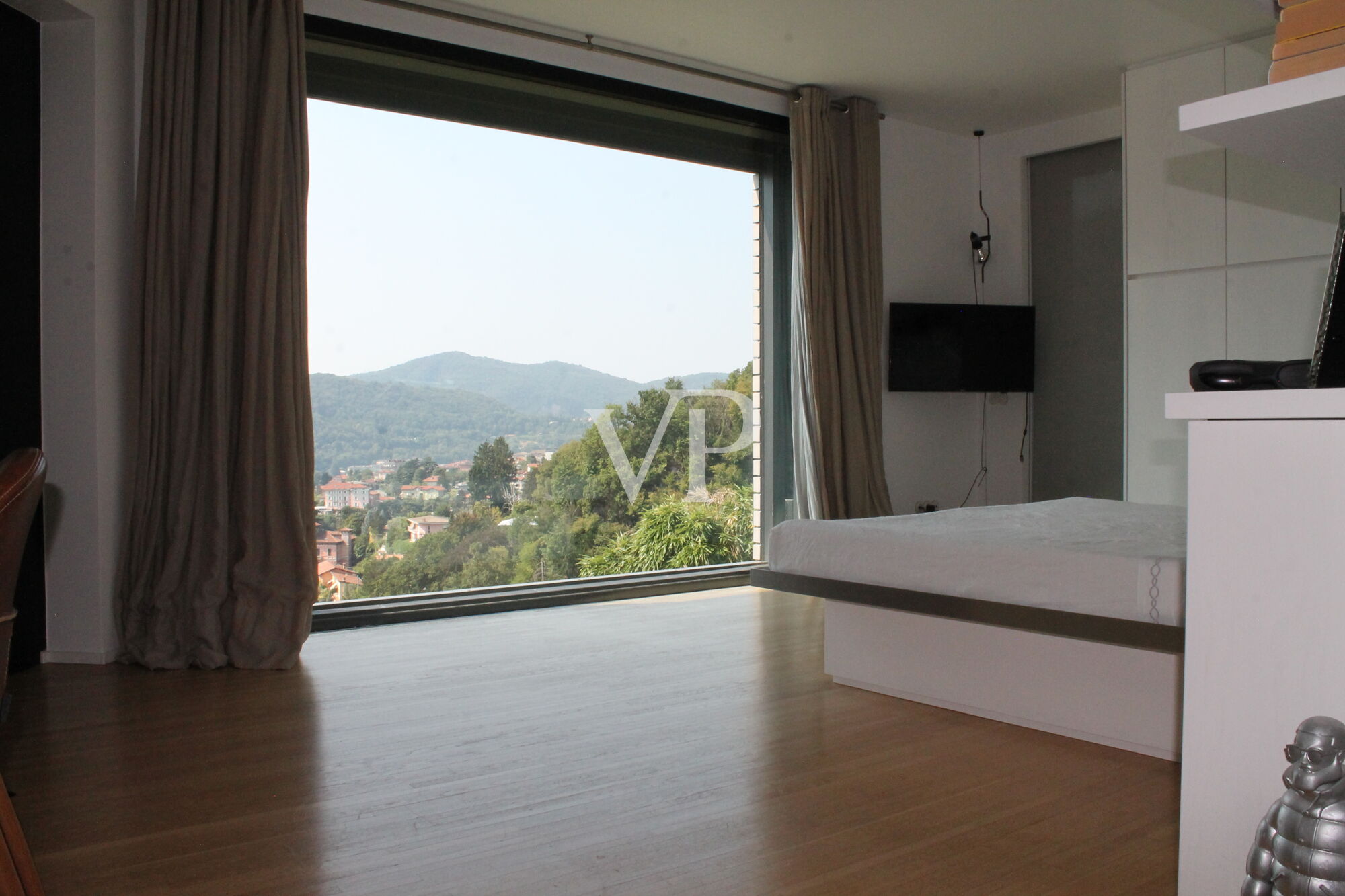 Moderne Villa mit Schwimmbad und herrlichem Blick auf den Comer See