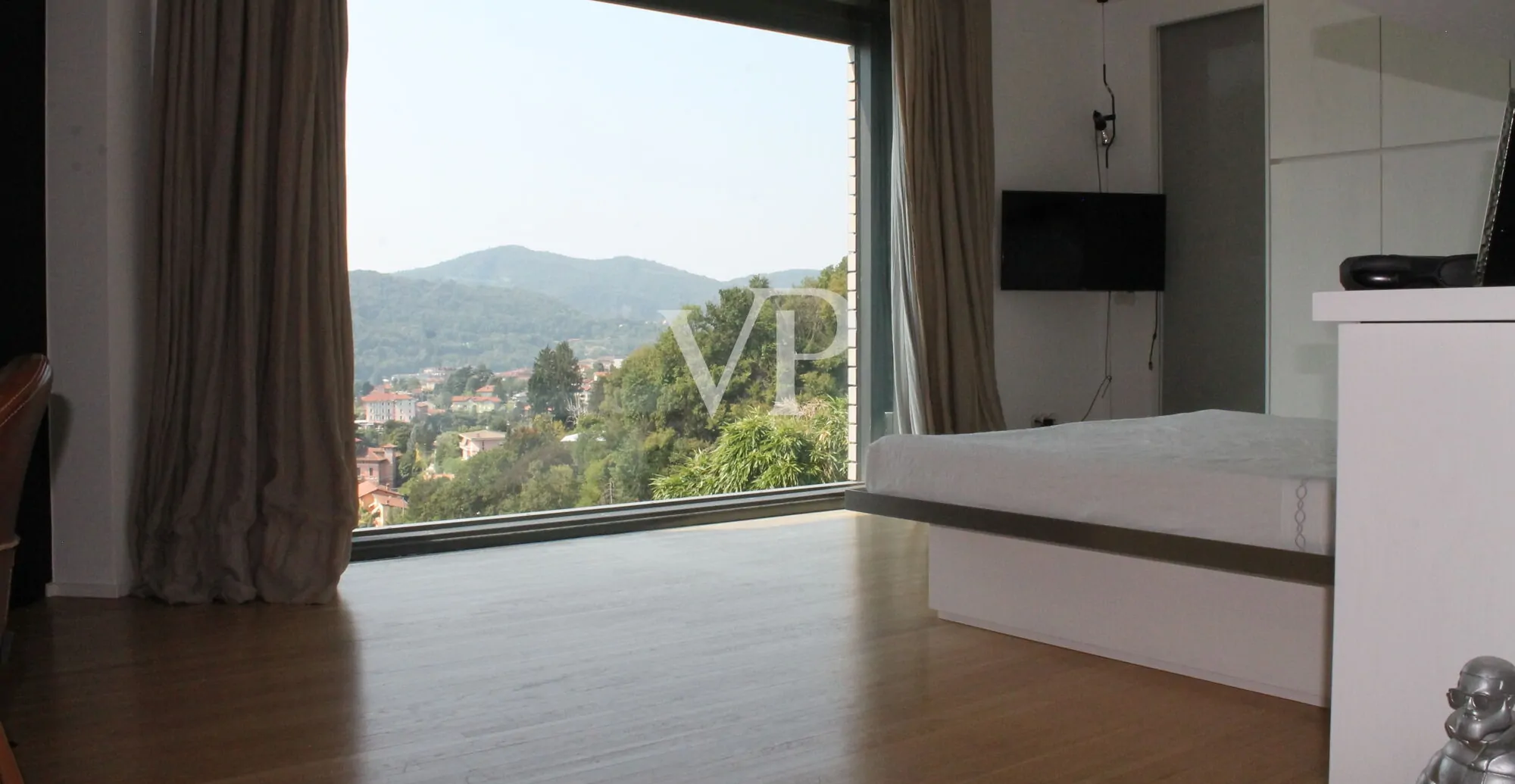 Moderne Villa mit Schwimmbad und herrlichem Blick auf den Comer See