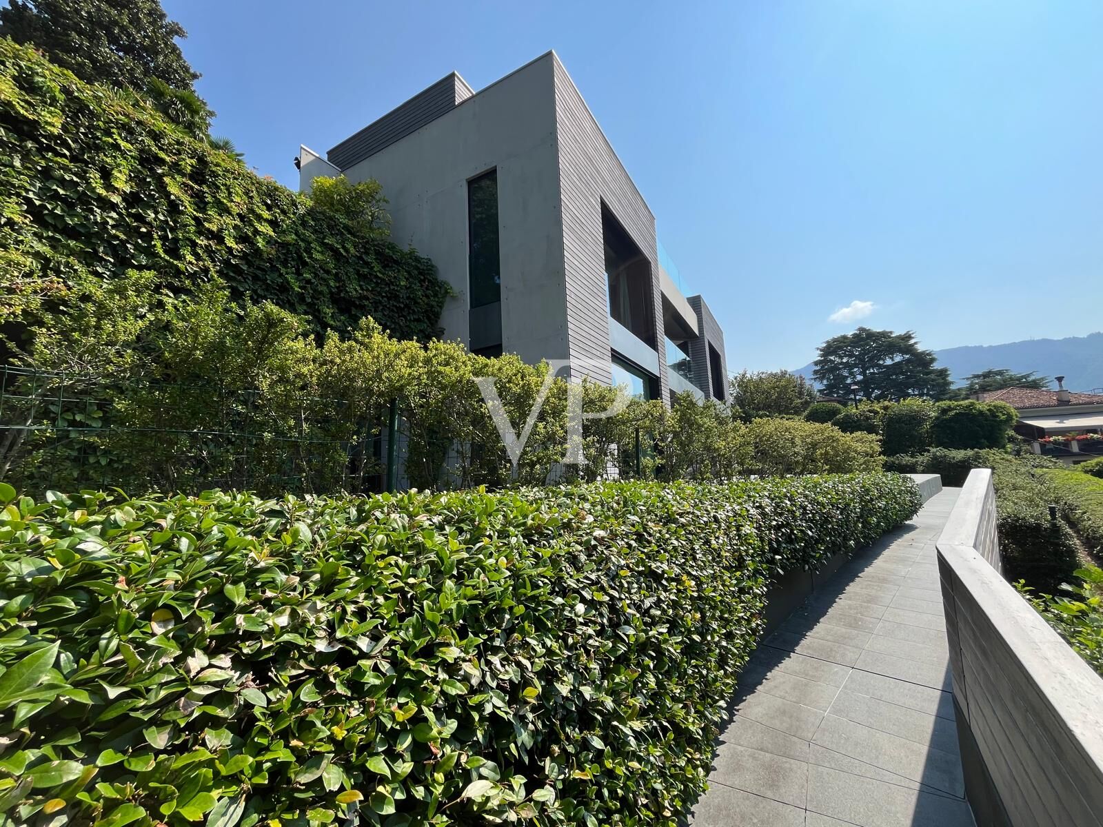Moderne Villa mit Schwimmbad und herrlichem Blick auf den Comer See