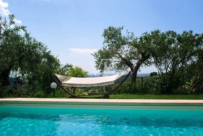 Prestigieuse ferme dans les collines toscanes avec piscine