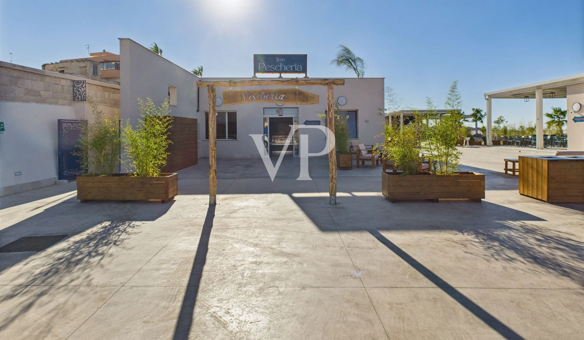 ingresso pescgheria con scala per accesso alla parte superiore " bar fronte strada