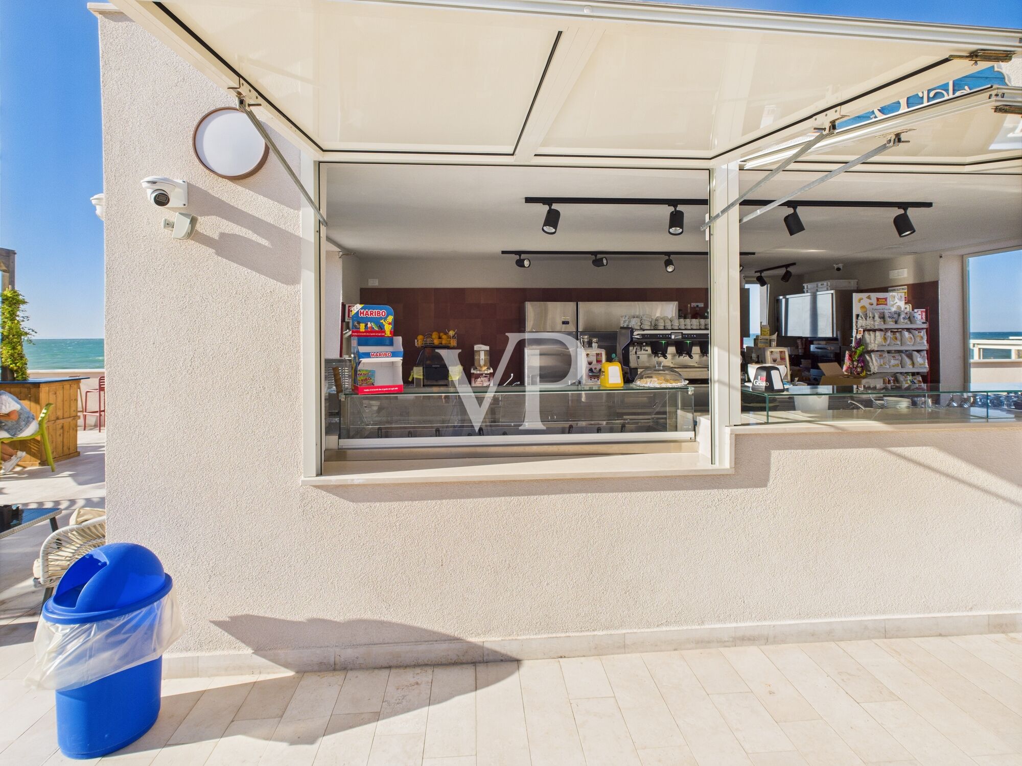 bar fronte strada