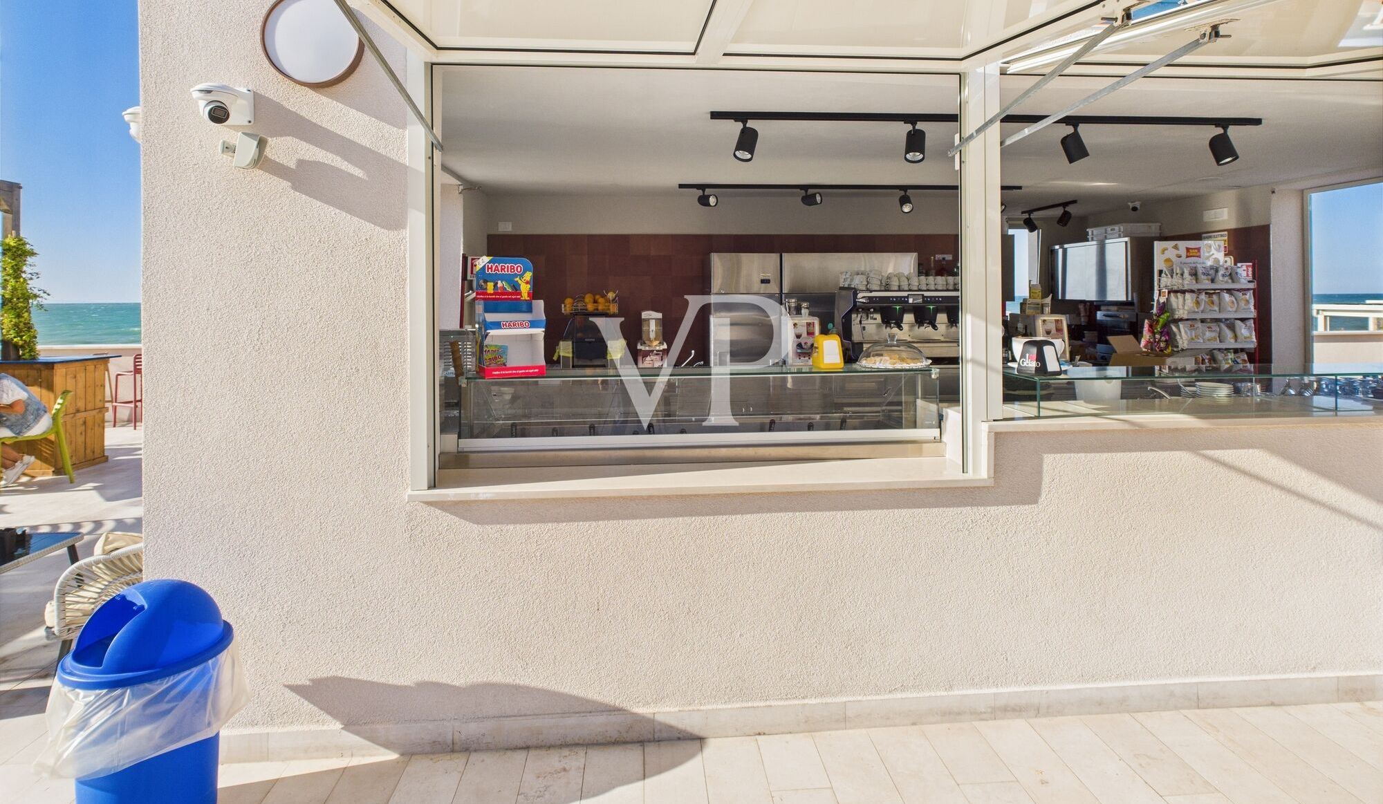 bar fronte strada