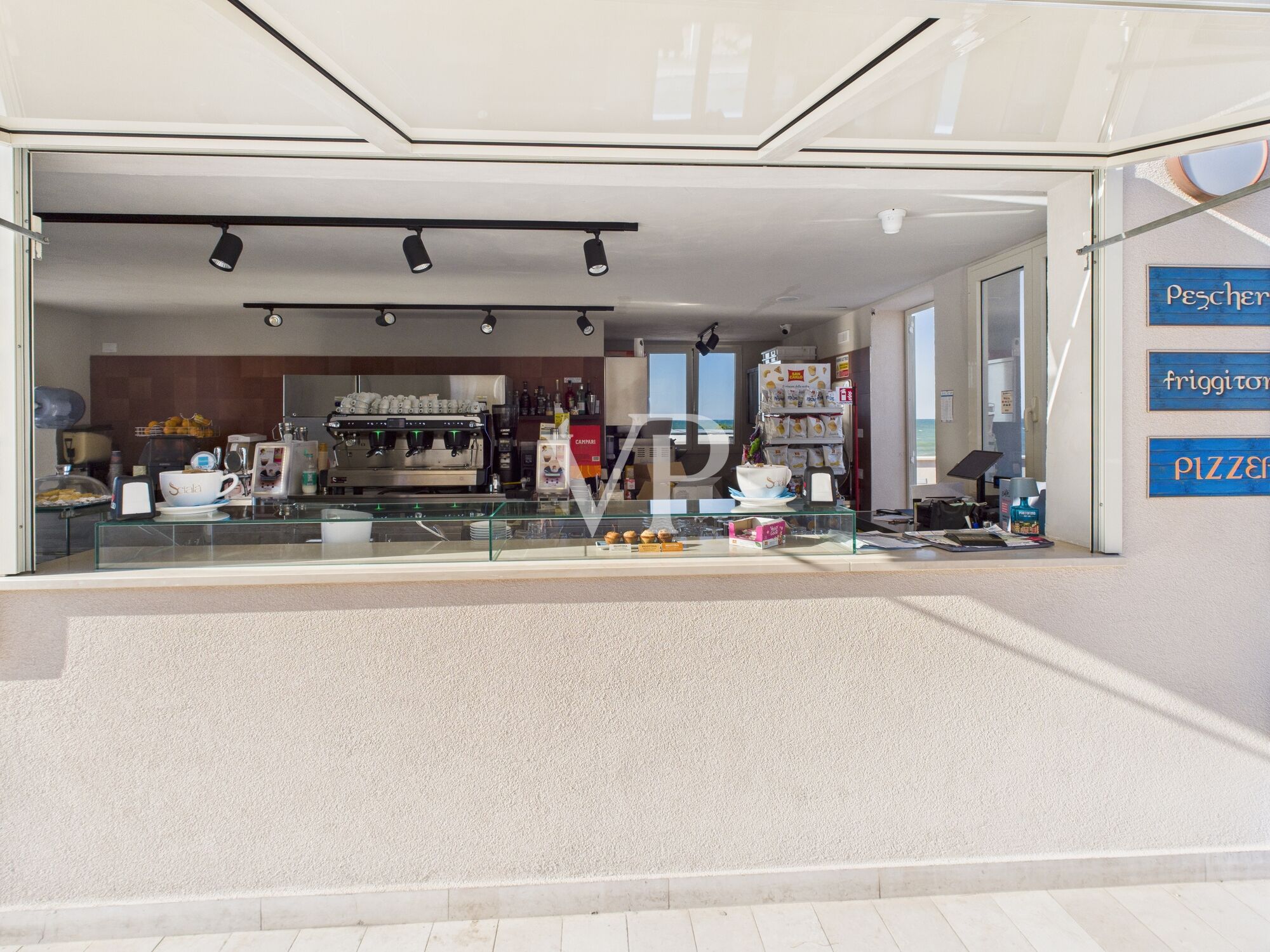 bar fronte strada
