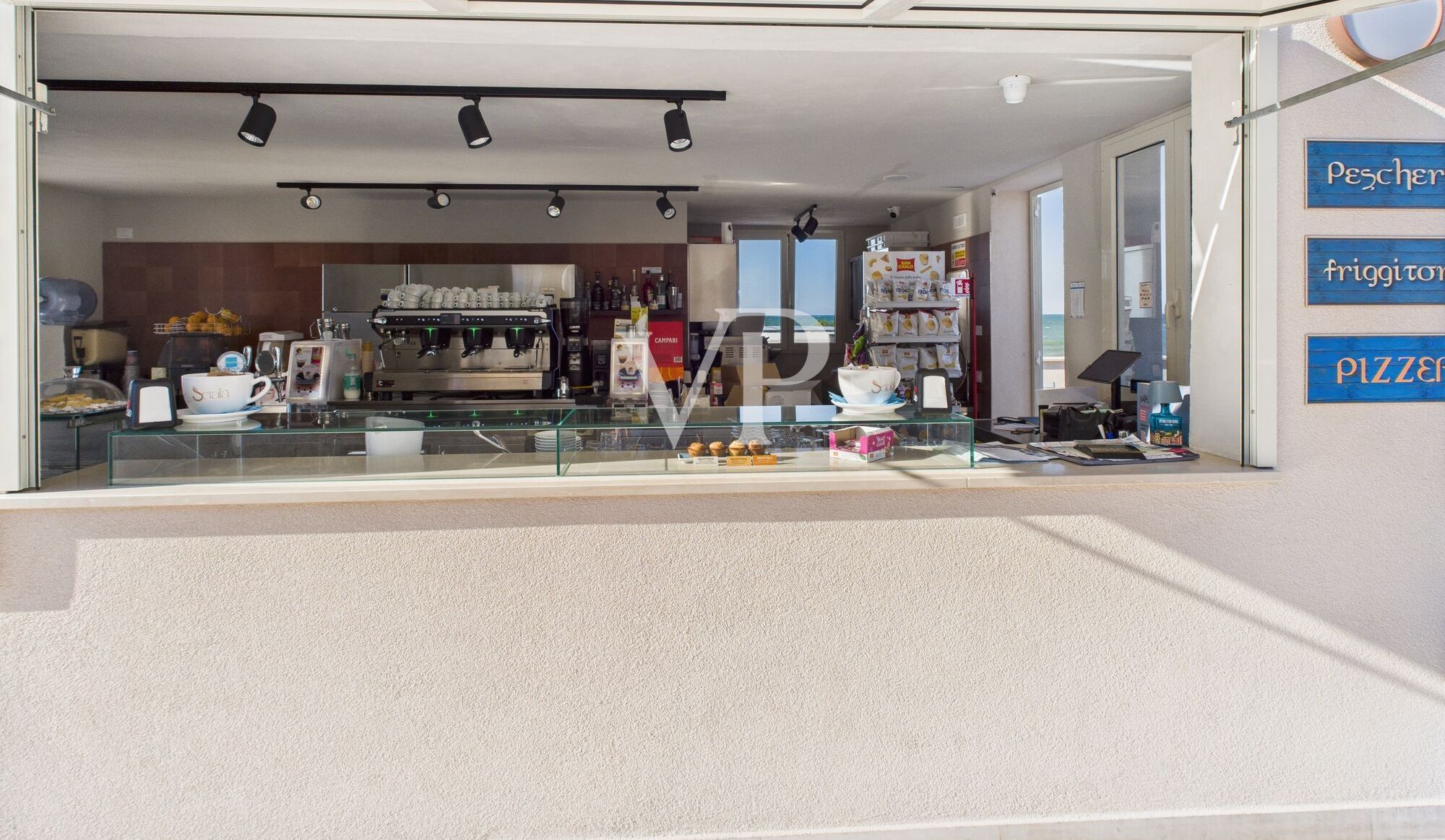 bar fronte strada