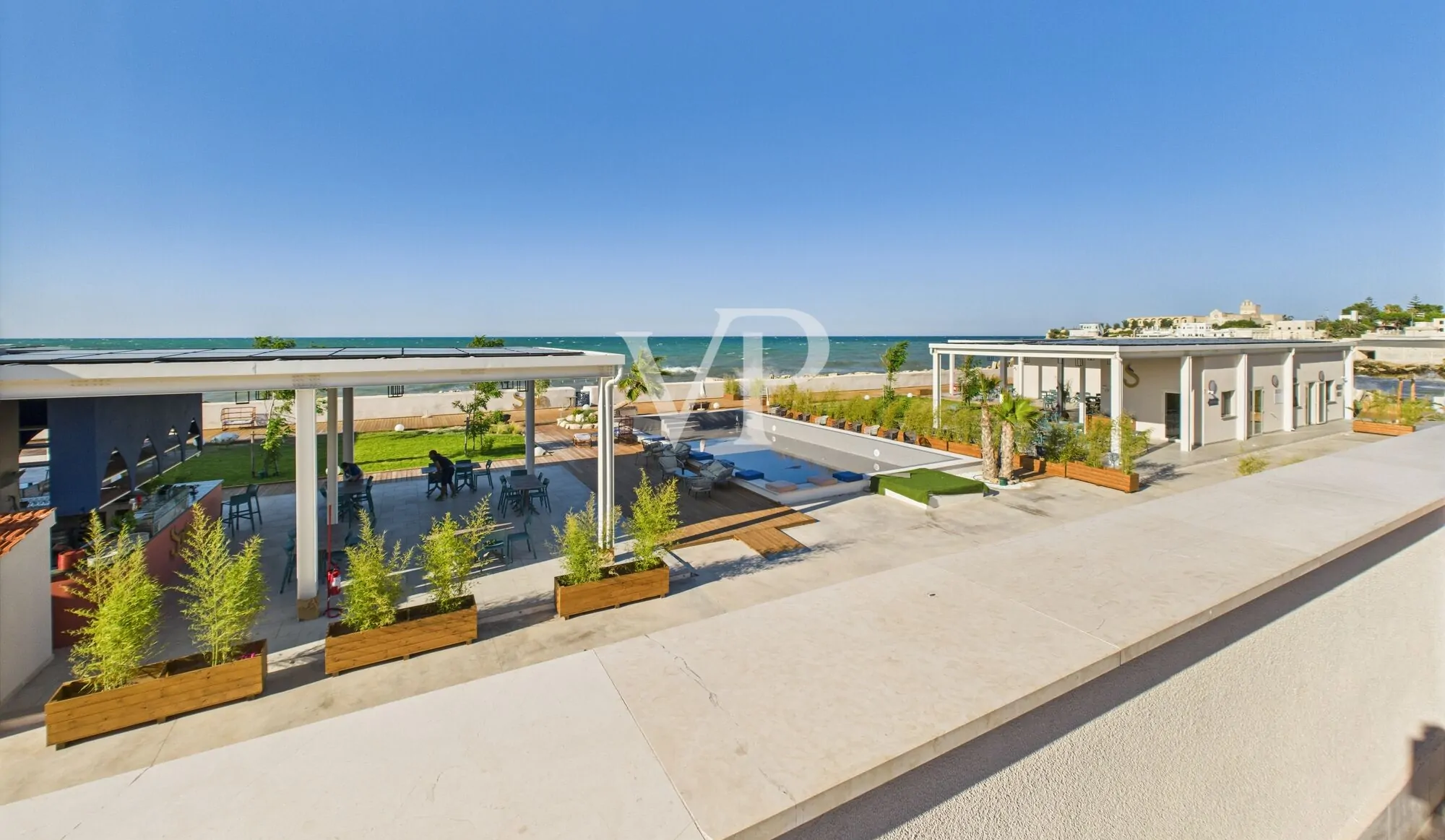 visione da parte del bar fronte strada su tutto il contesto