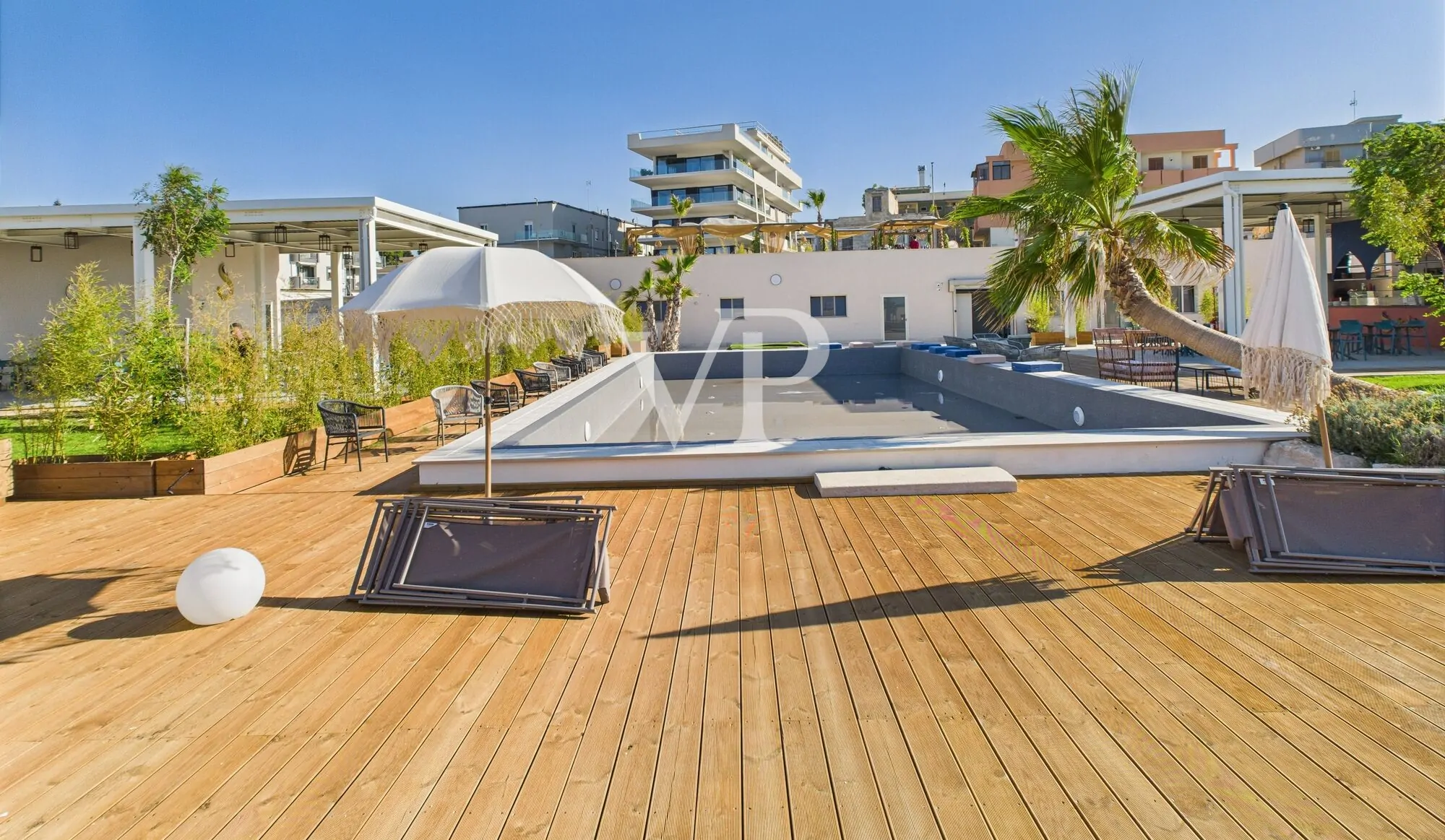 pedonale con piscina