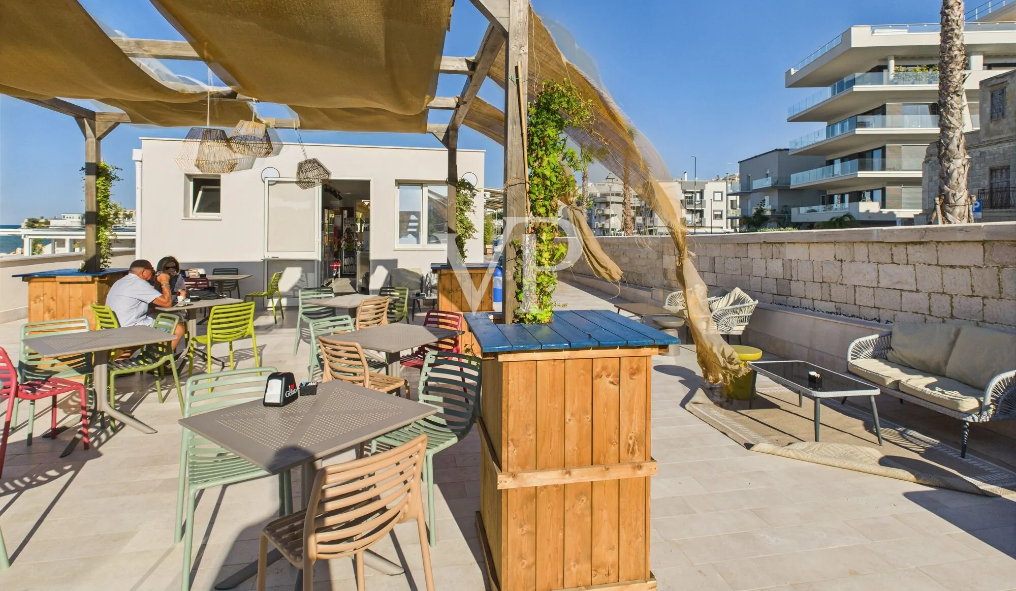 tavoli esterni a servizio del bar per