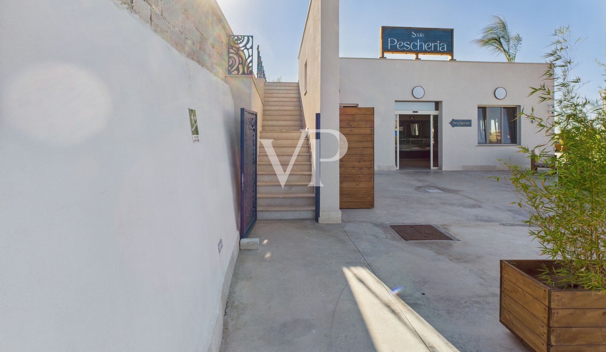 scala per accesso al bar fronte strada