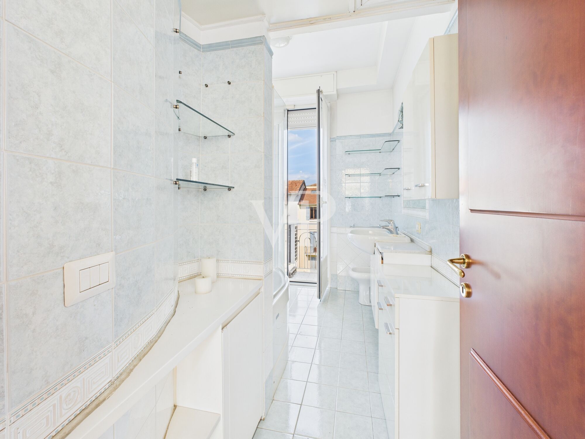 Prestigieux appartement de trois pièces avec terrasse libre immédiatement