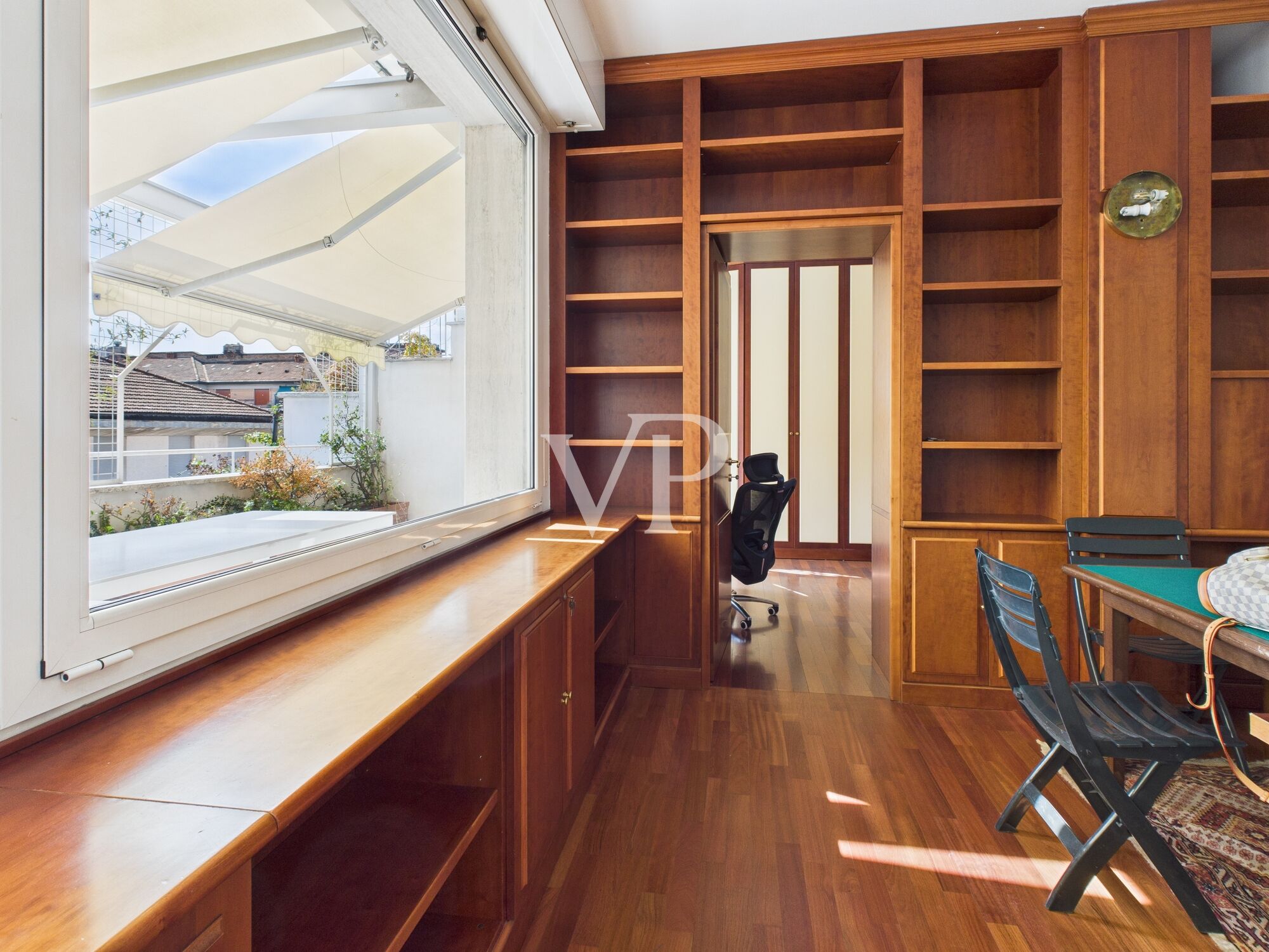 Prestigieux appartement de trois pièces avec terrasse libre immédiatement