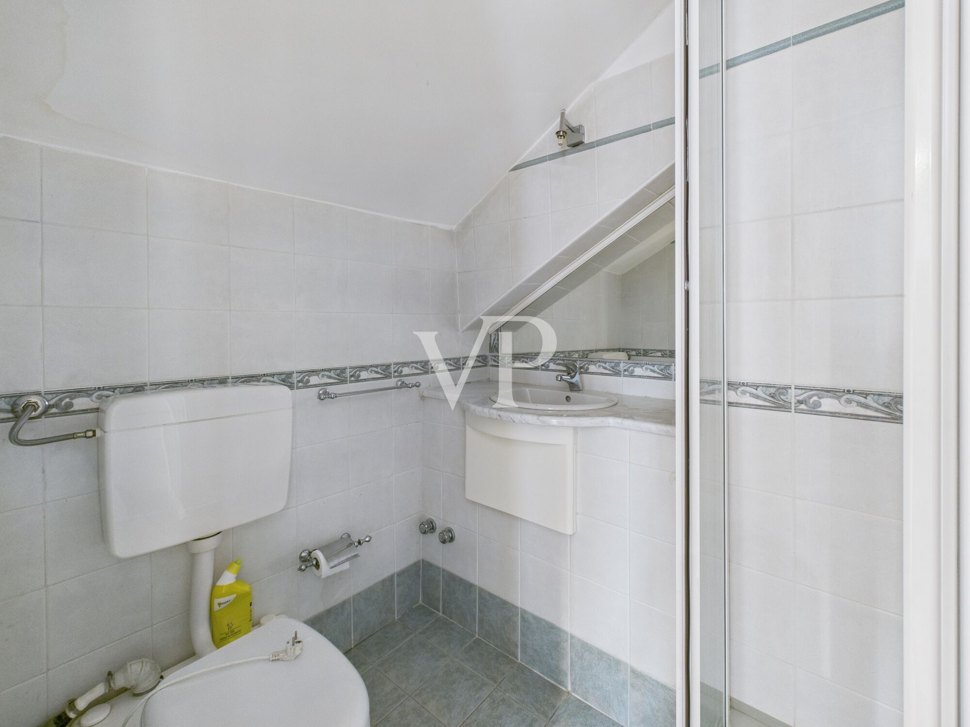 Prestigieux appartement de trois pièces avec terrasse libre immédiatement