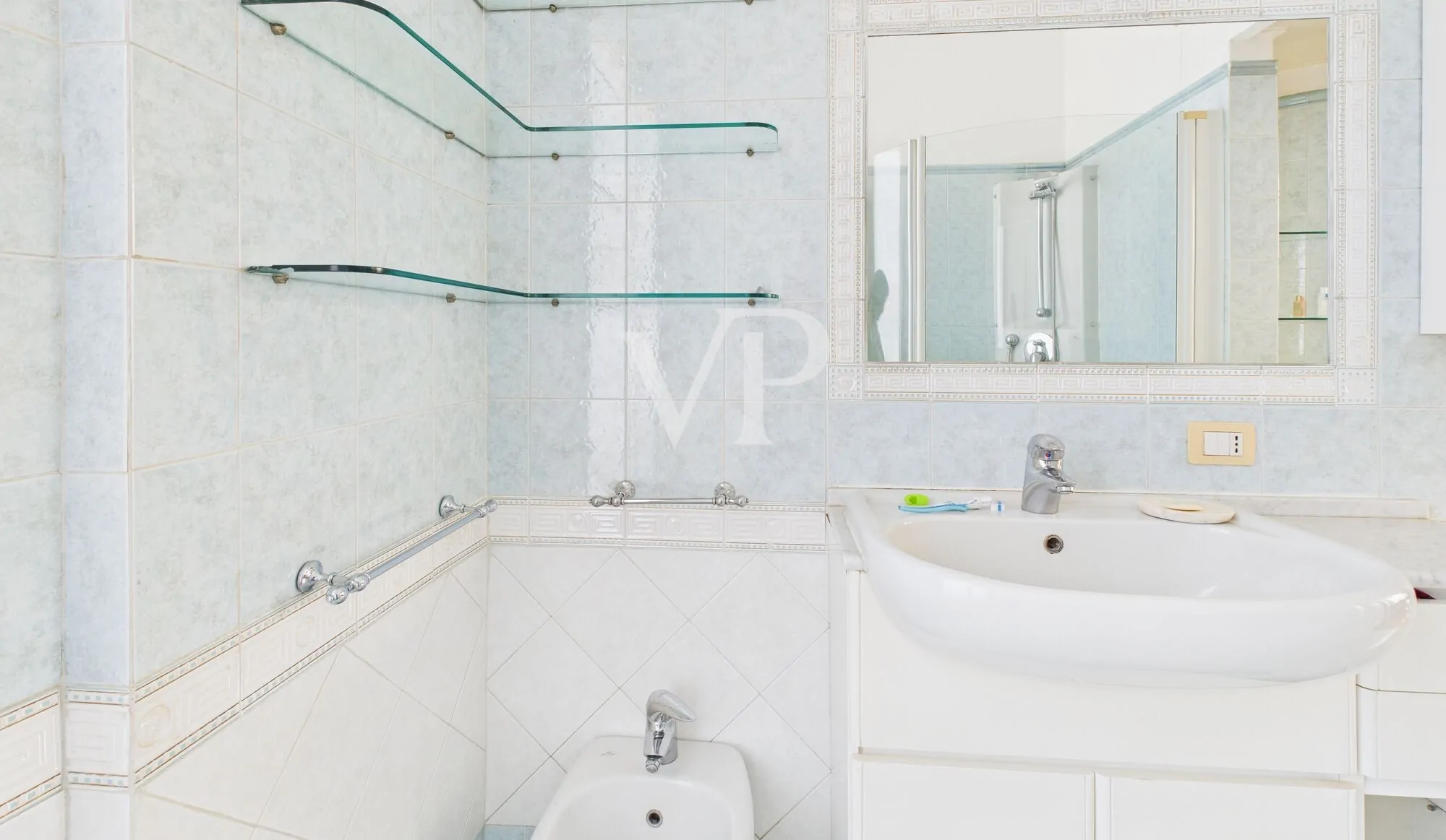 Prestigioso apartamento de tres habitaciones con terraza libre de inmediato