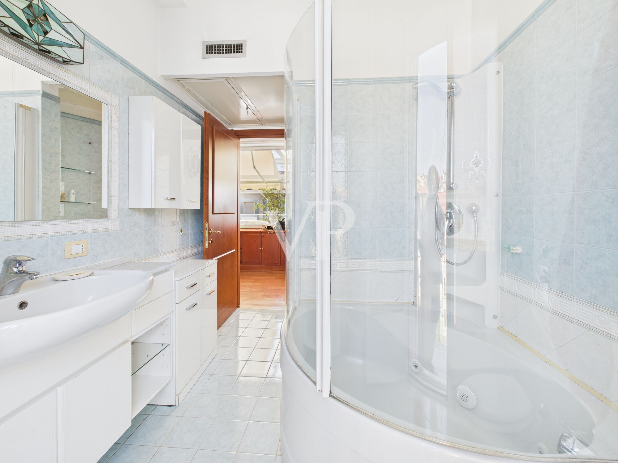 Prestigieux appartement de trois pièces avec terrasse libre immédiatement