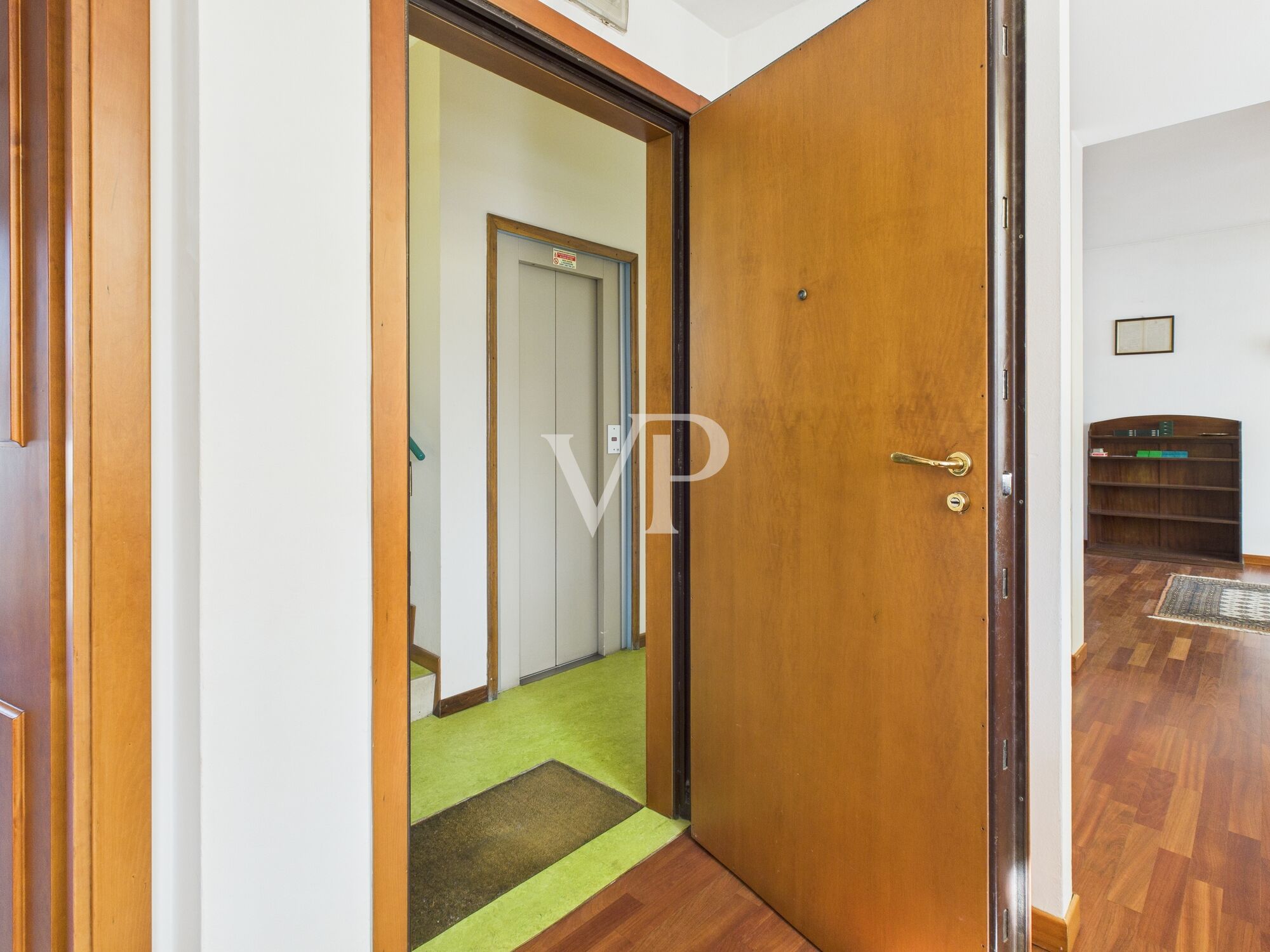 Prestigieux appartement de trois pièces avec terrasse libre immédiatement