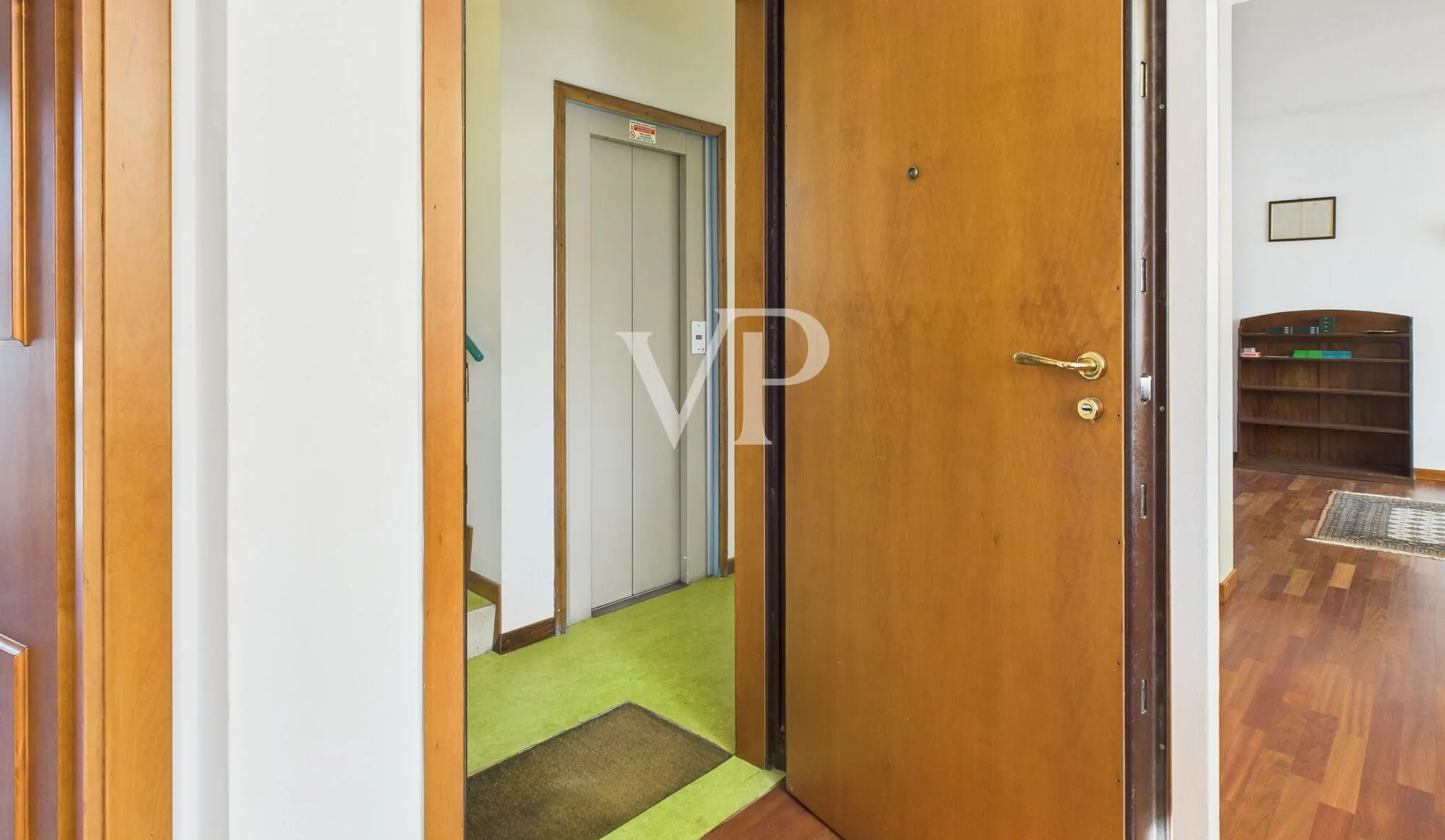 Prestigioso apartamento de tres habitaciones con terraza libre de inmediato