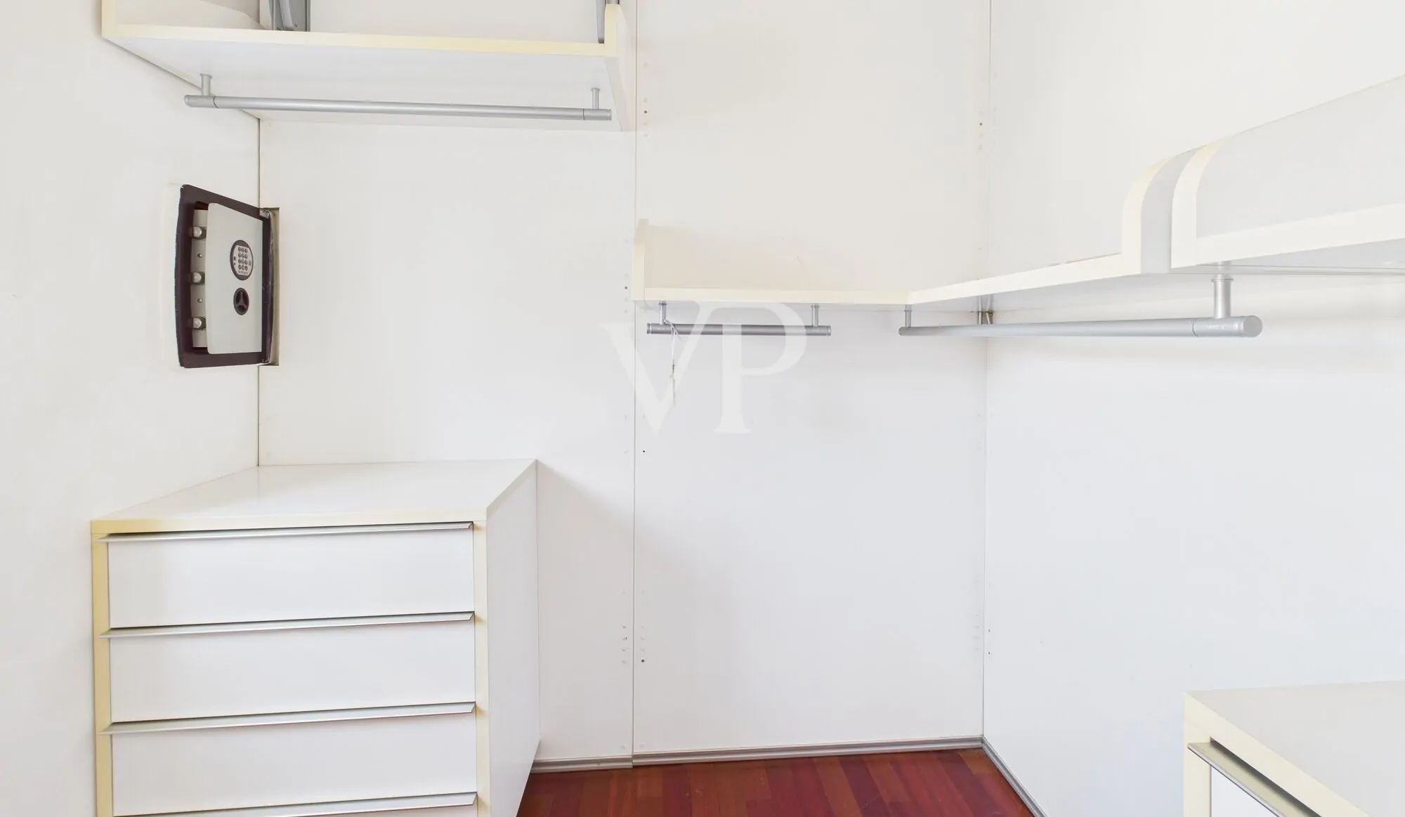 Prestigioso apartamento de tres habitaciones con terraza libre de inmediato