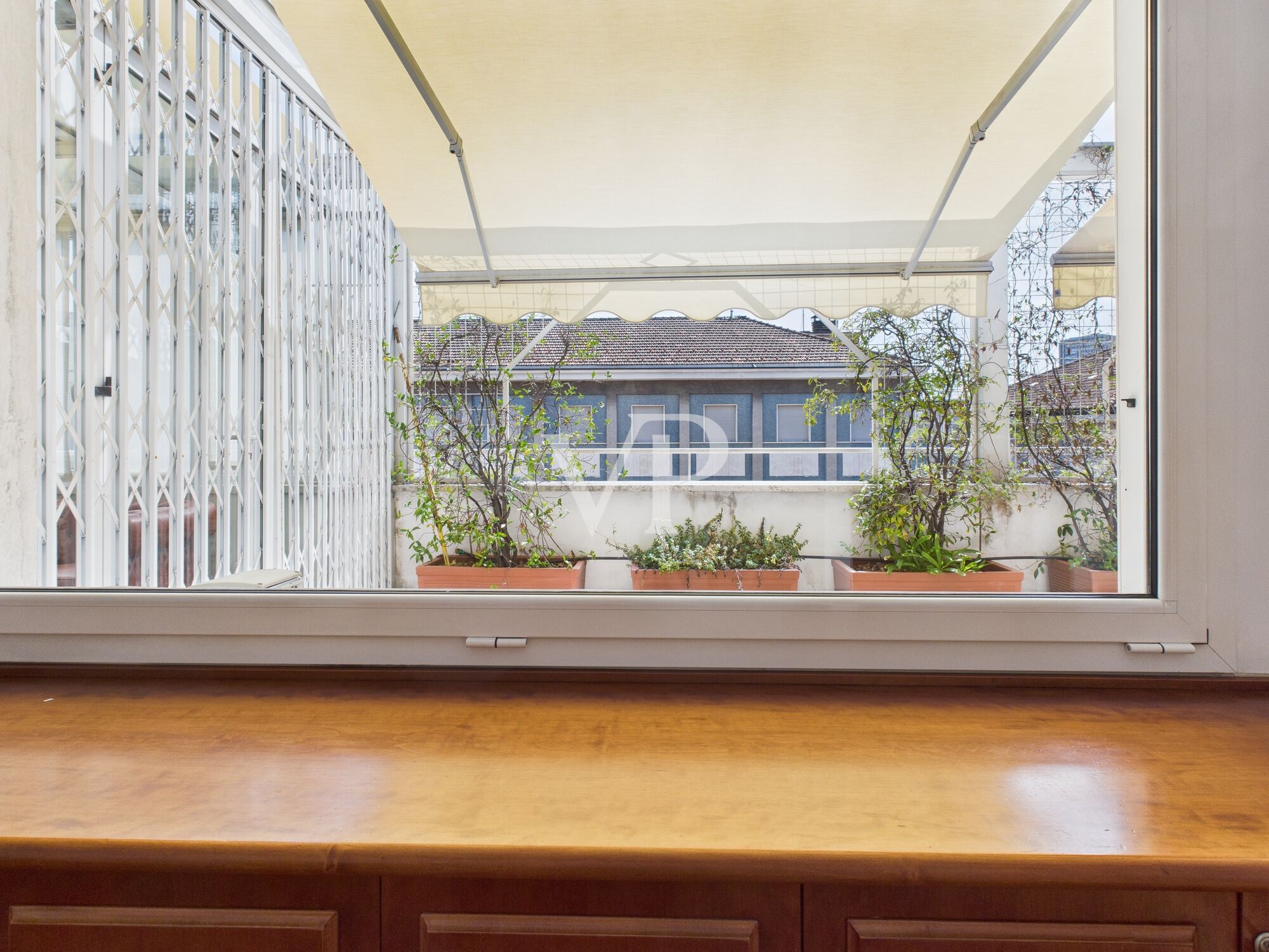 Prestigieux appartement de trois pièces avec terrasse libre immédiatement