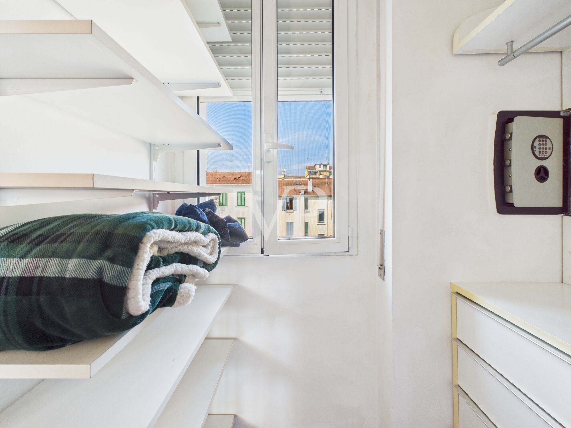 Prestigieux appartement de trois pièces avec terrasse libre immédiatement
