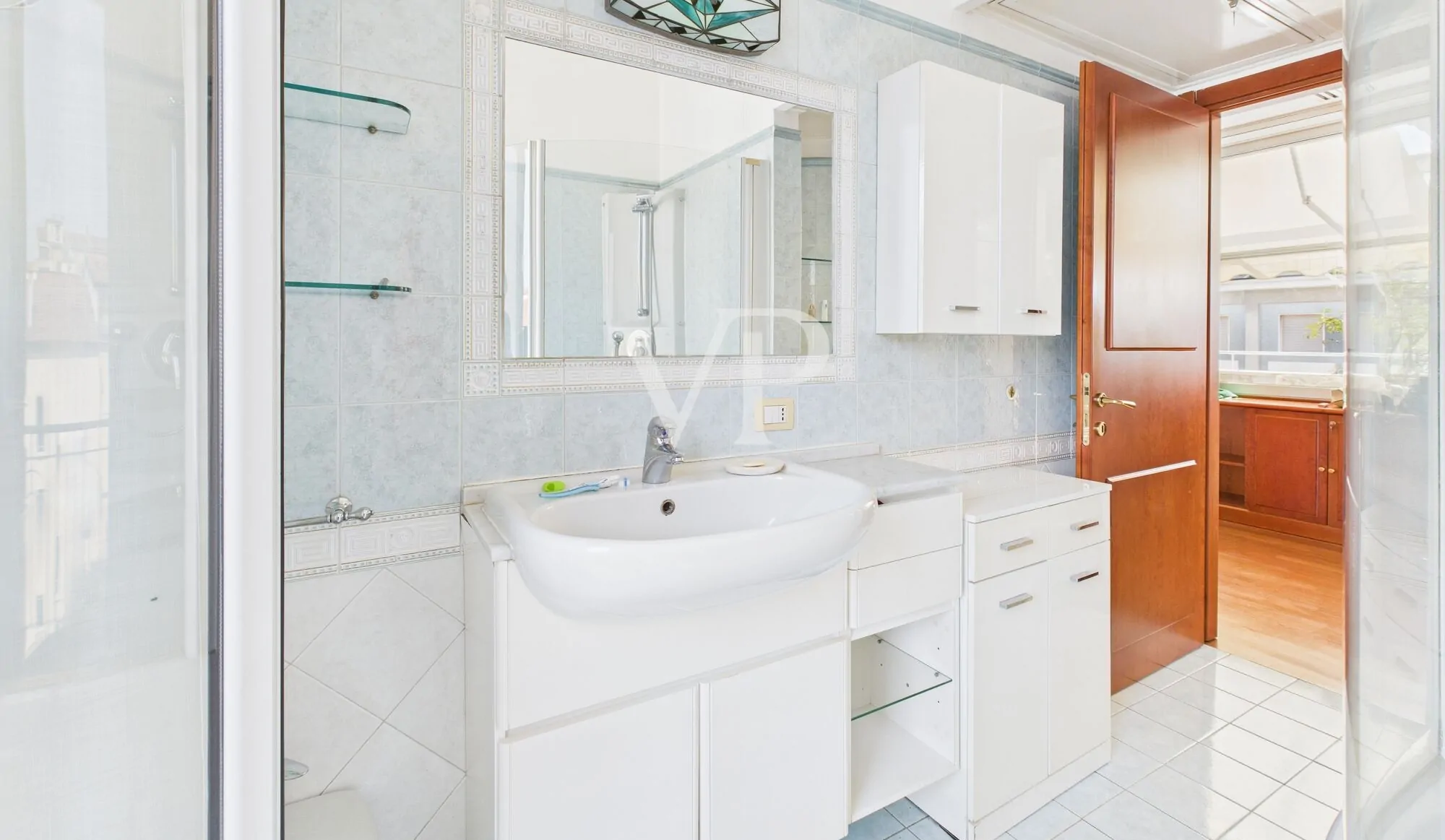 Prestigioso apartamento de tres habitaciones con terraza libre de inmediato