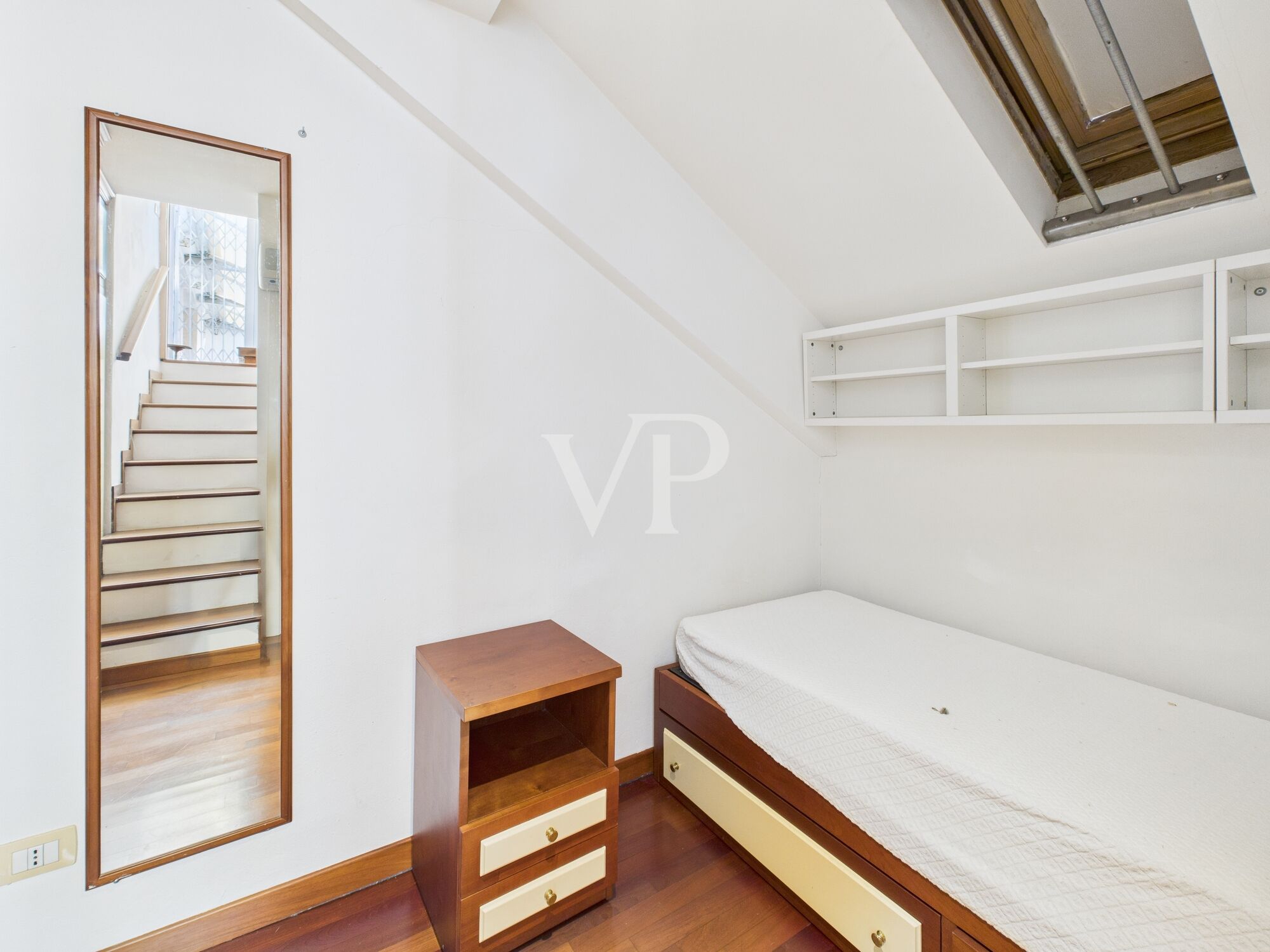Prestigieux appartement de trois pièces avec terrasse libre immédiatement