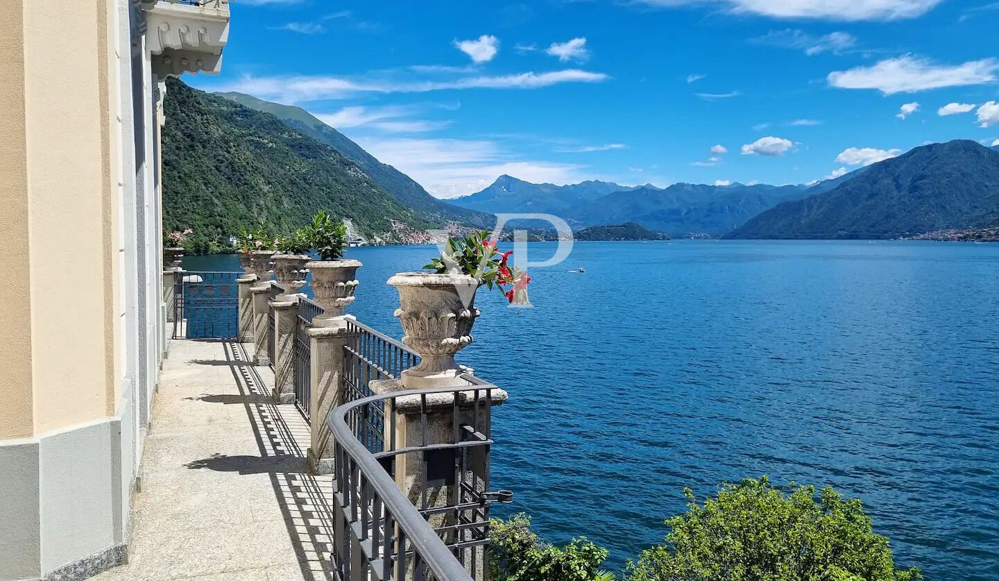 Freistehende Villa mit atemberaubendem Blick auf den Comer See