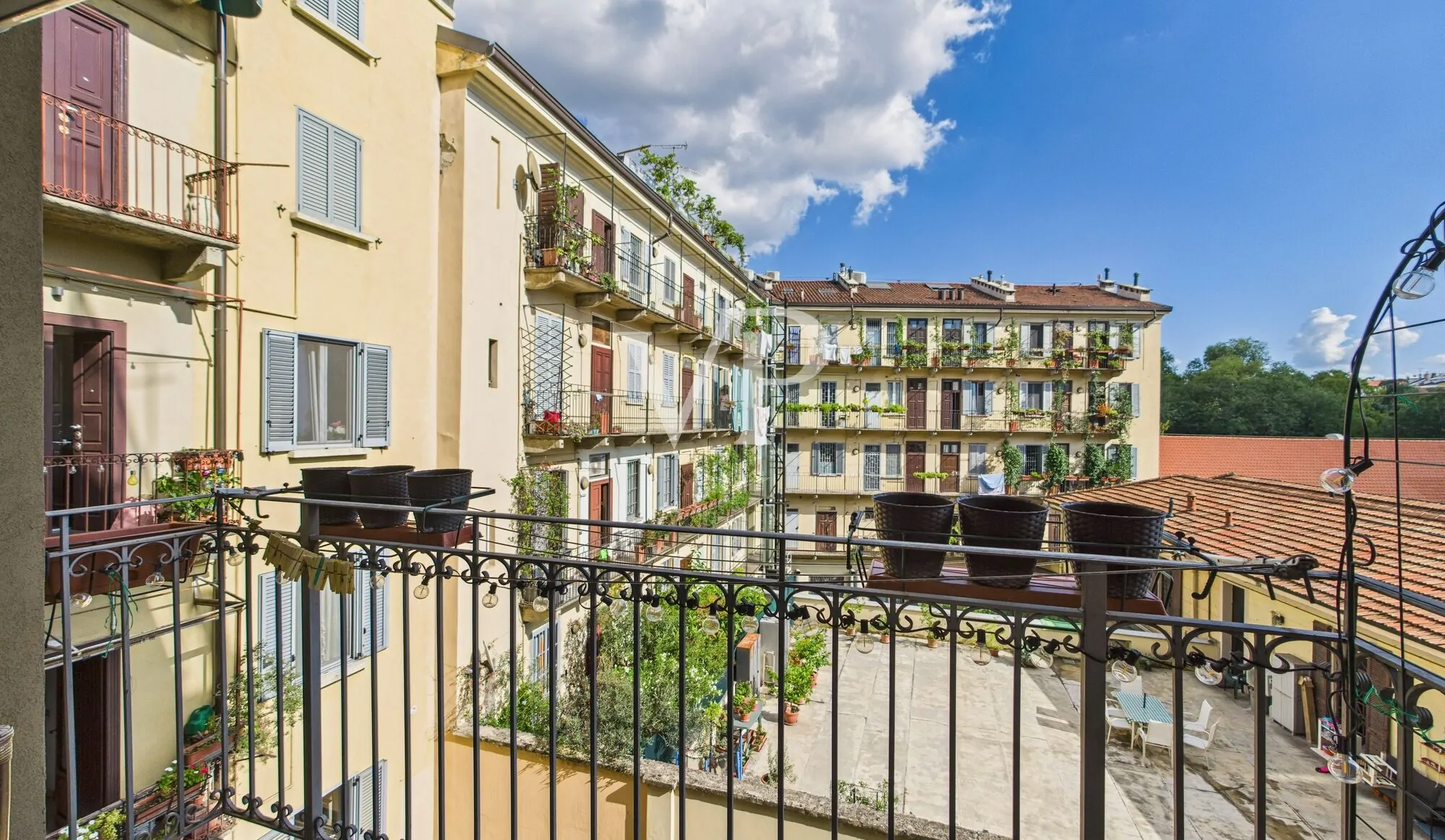 Balcone della cucina e vista interna