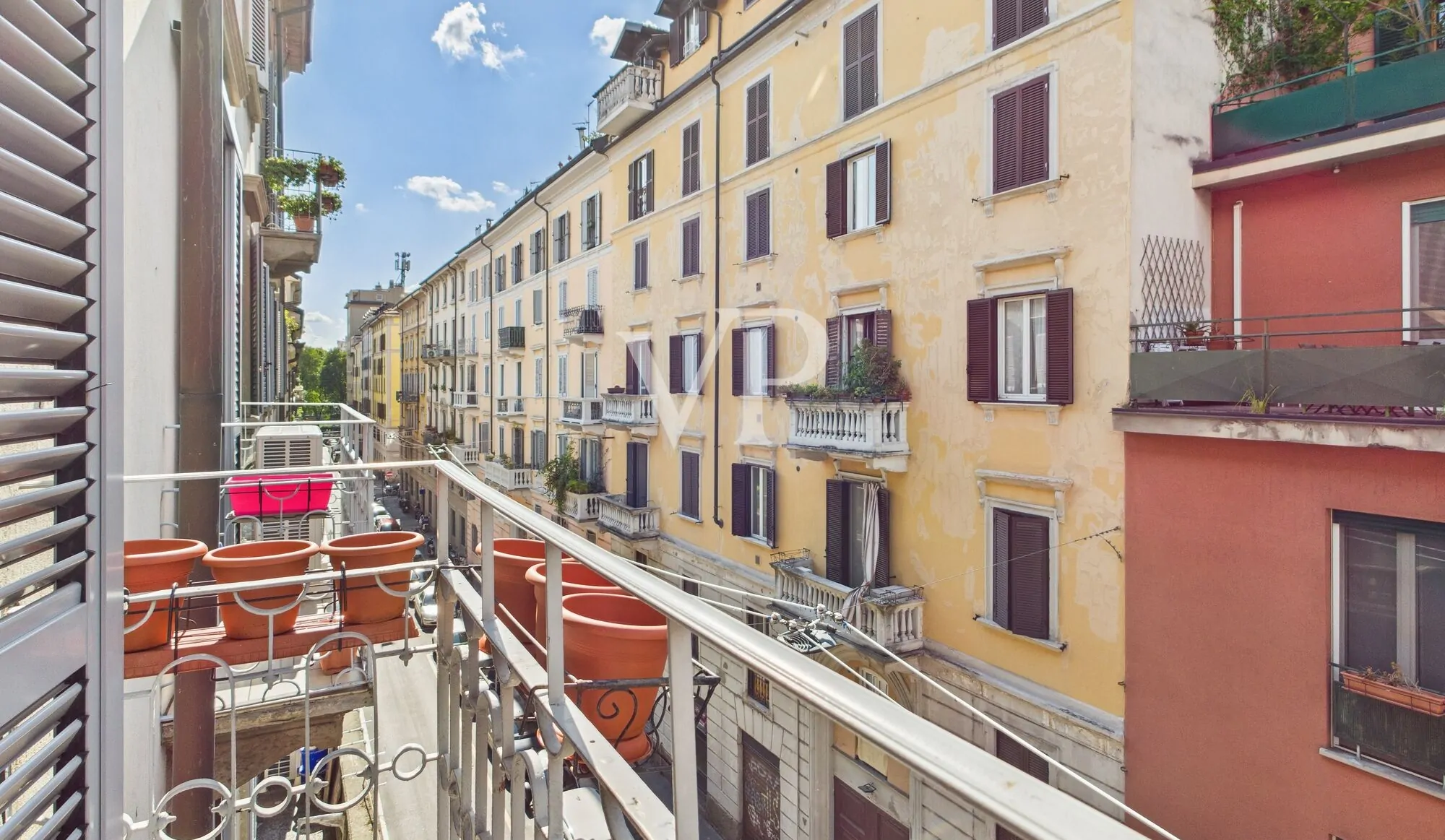 Vista a sinistra dal balcone del soggiorno