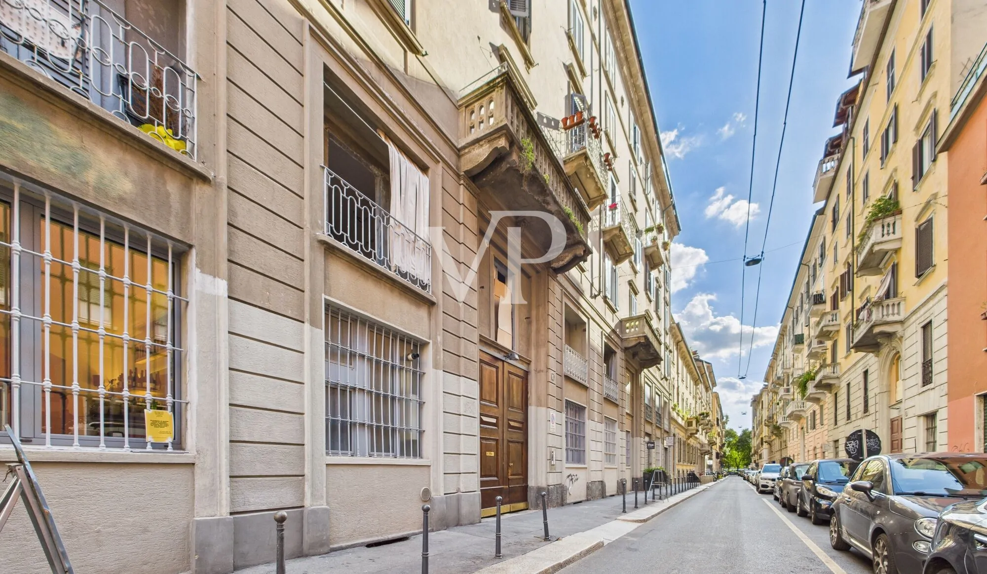 Facciata palazzo e via