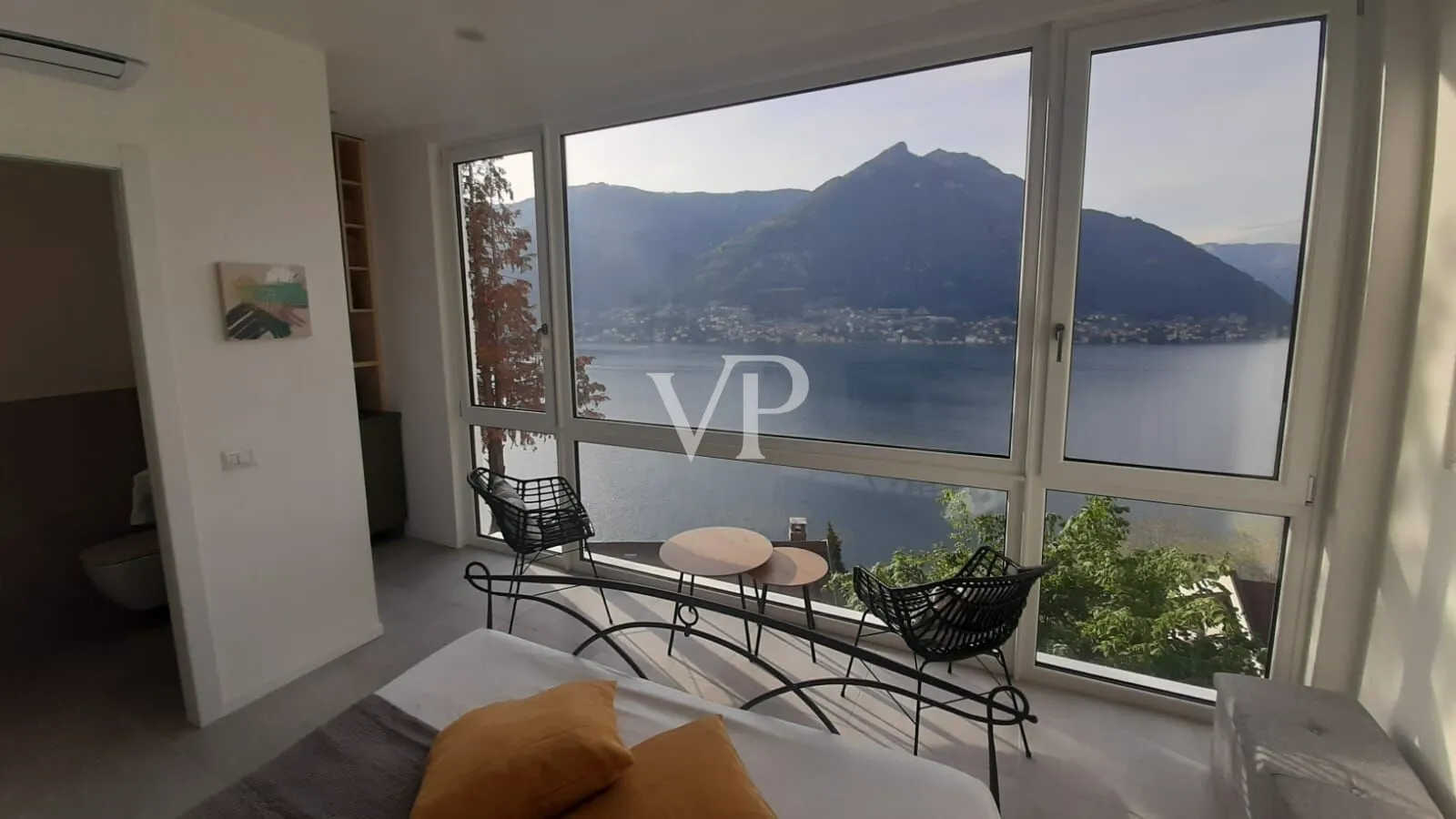 Detached villa with terrace and view of Lake Como