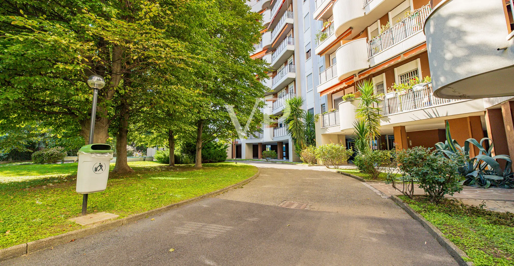 Apartamento de cuatro habitaciones más dos baños, sótano y garaje en la zona del Greco