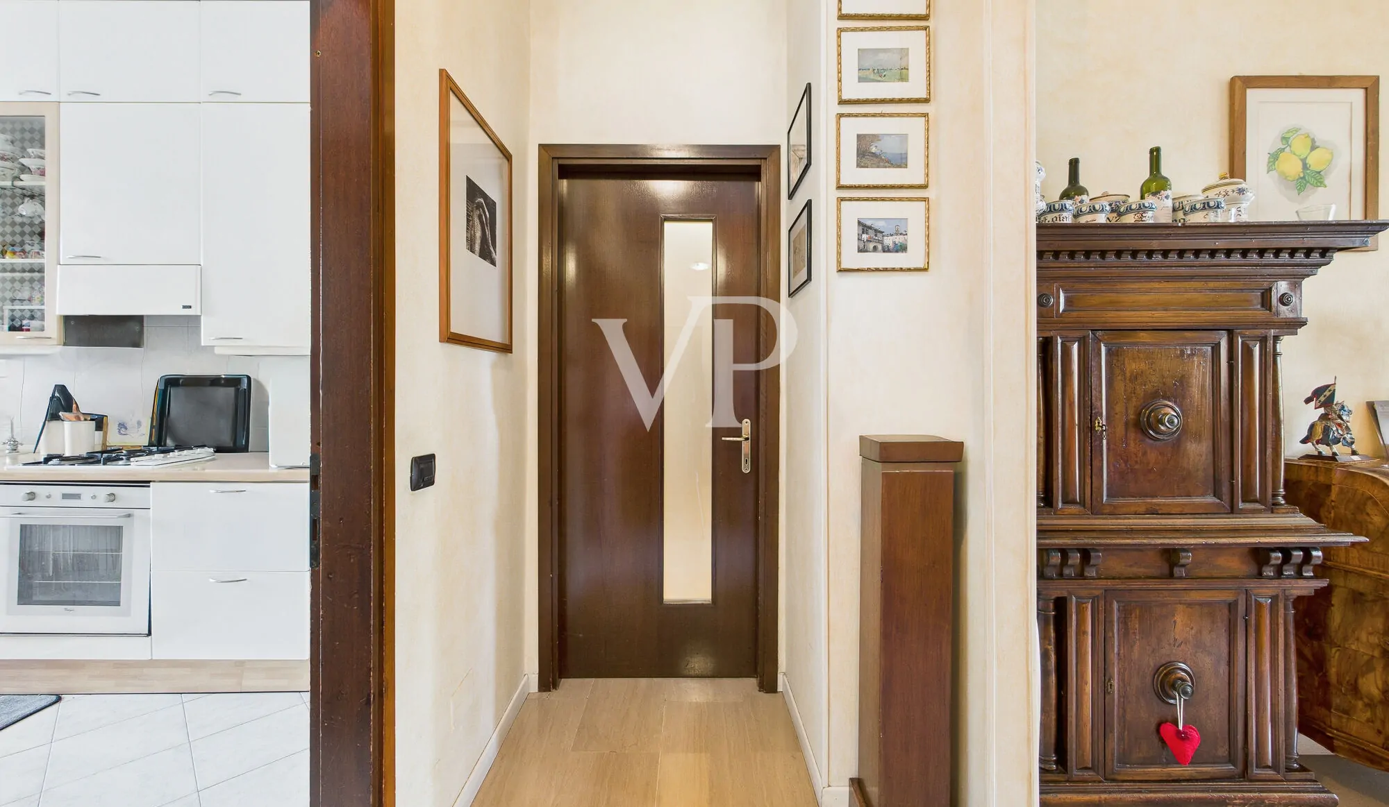 Apartamento de cuatro habitaciones más dos baños, sótano y garaje en la zona del Greco