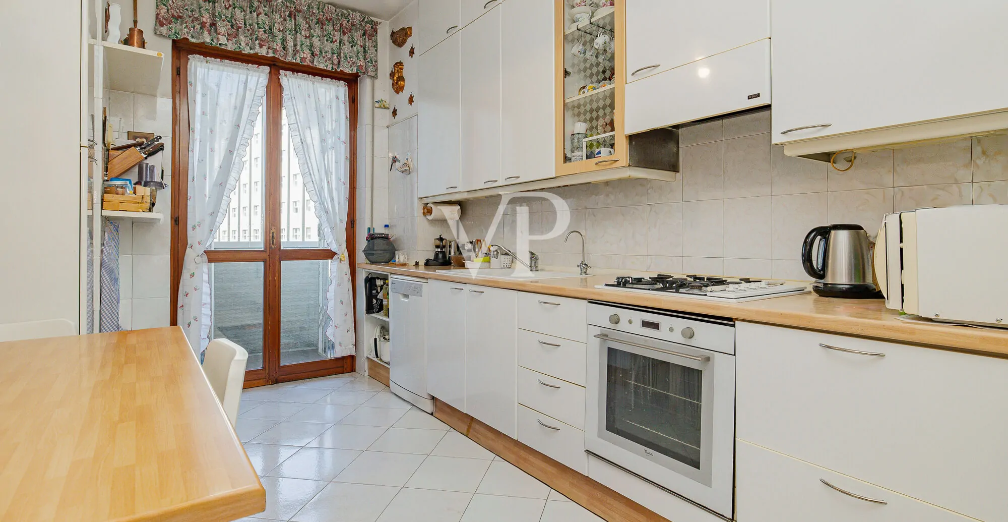 Apartamento de cuatro habitaciones más dos baños, sótano y garaje en la zona del Greco