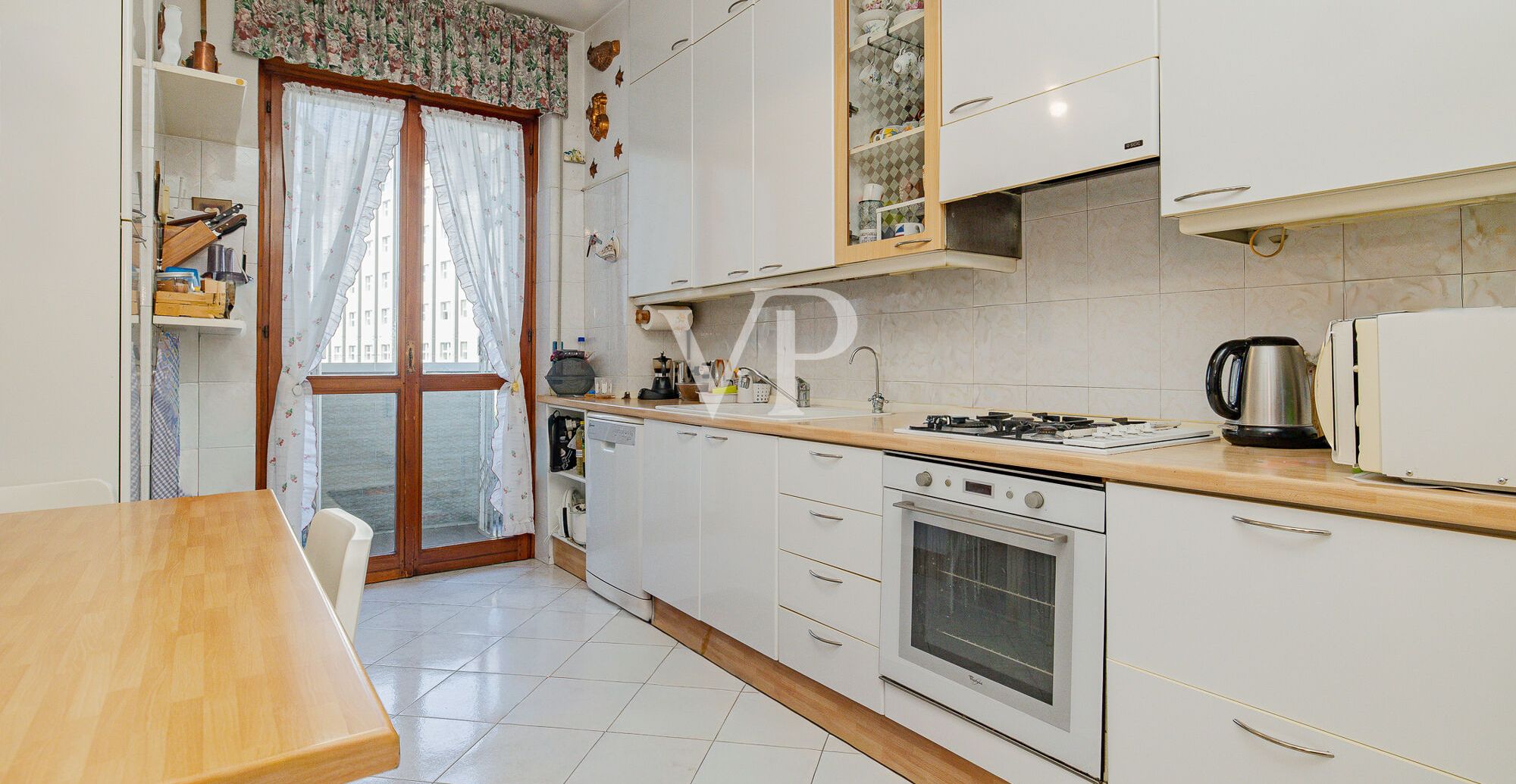Apartamento de cuatro habitaciones más dos baños, sótano y garaje en la zona del Greco