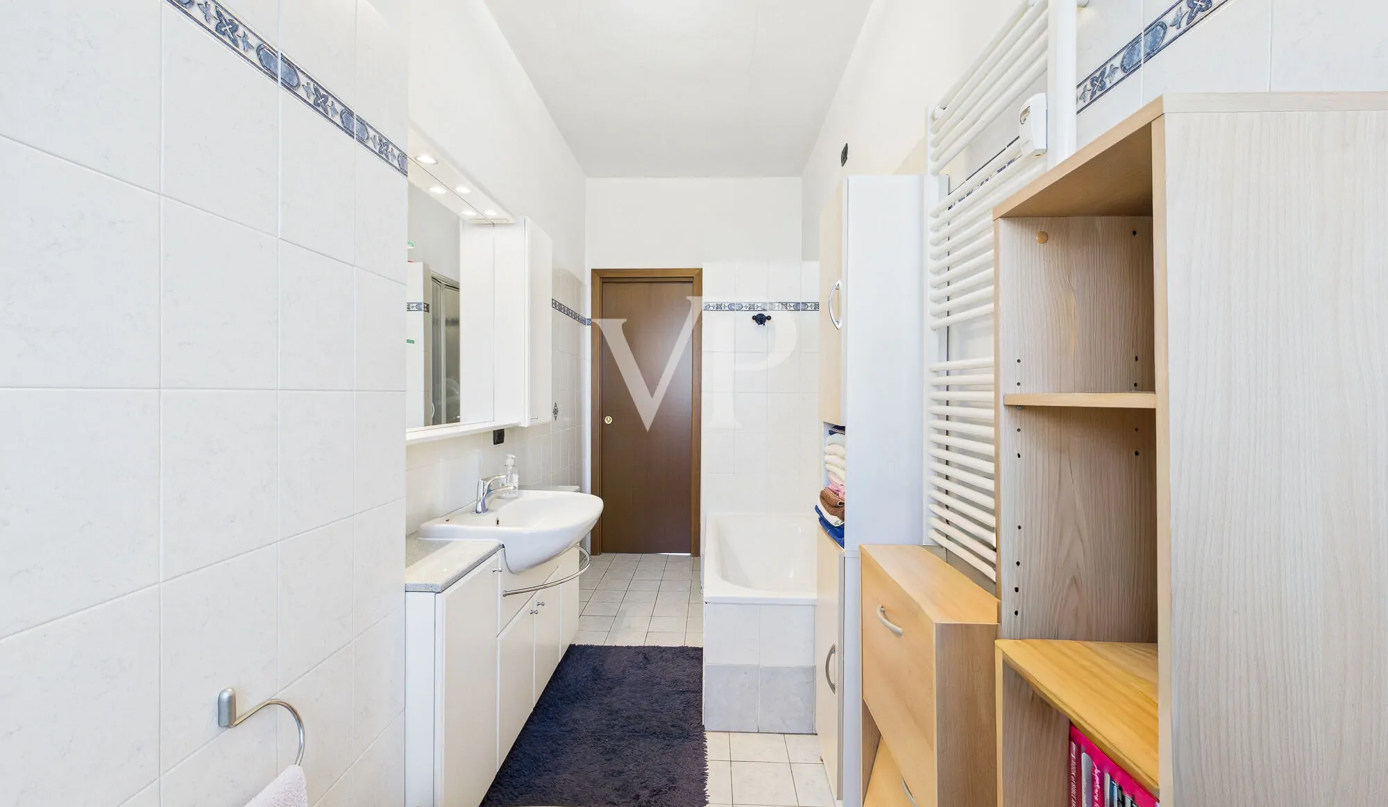 Apartamento de cuatro habitaciones más dos baños, sótano y garaje en la zona del Greco