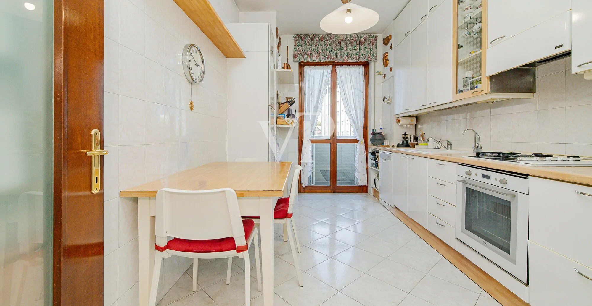 Apartamento de cuatro habitaciones más dos baños, sótano y garaje en la zona del Greco