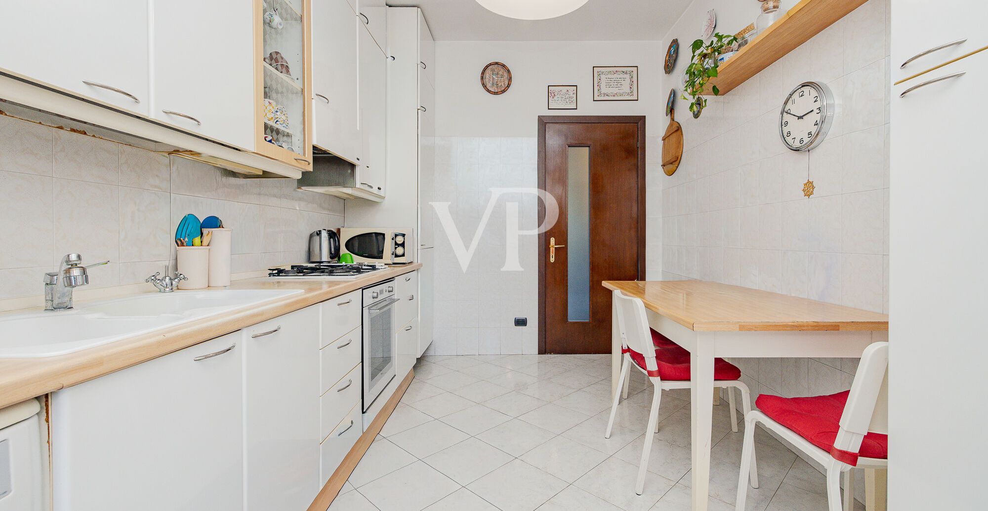 Apartamento de cuatro habitaciones más dos baños, sótano y garaje en la zona del Greco