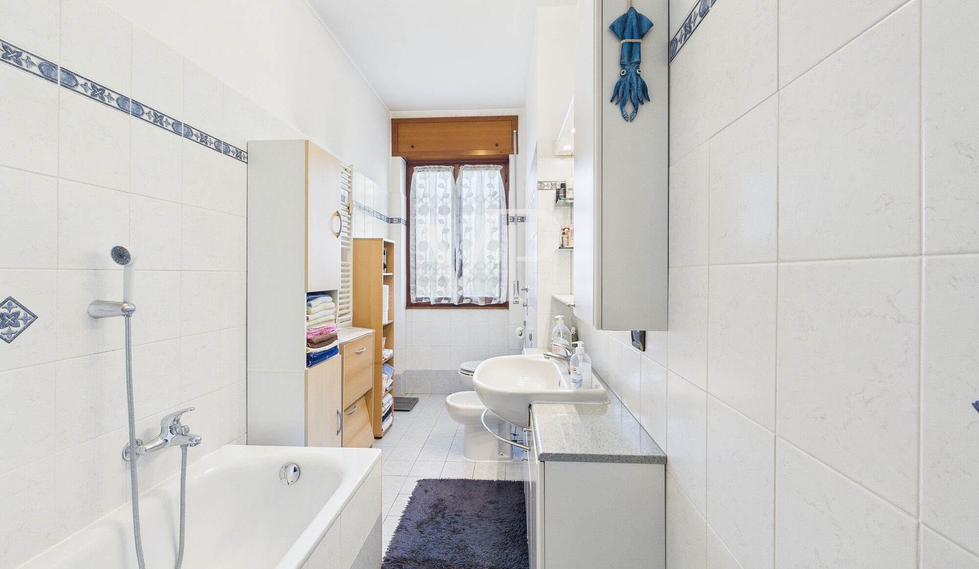 Apartamento de cuatro habitaciones más dos baños, sótano y garaje en la zona del Greco
