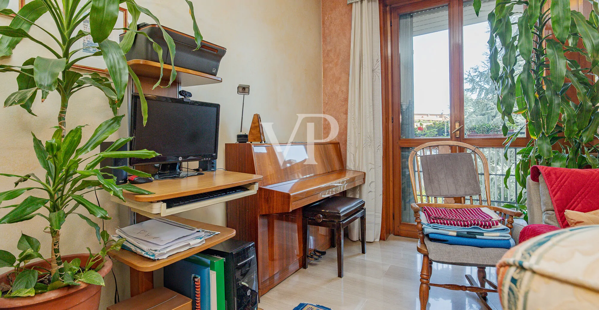 Apartamento de cuatro habitaciones más dos baños, sótano y garaje en la zona del Greco