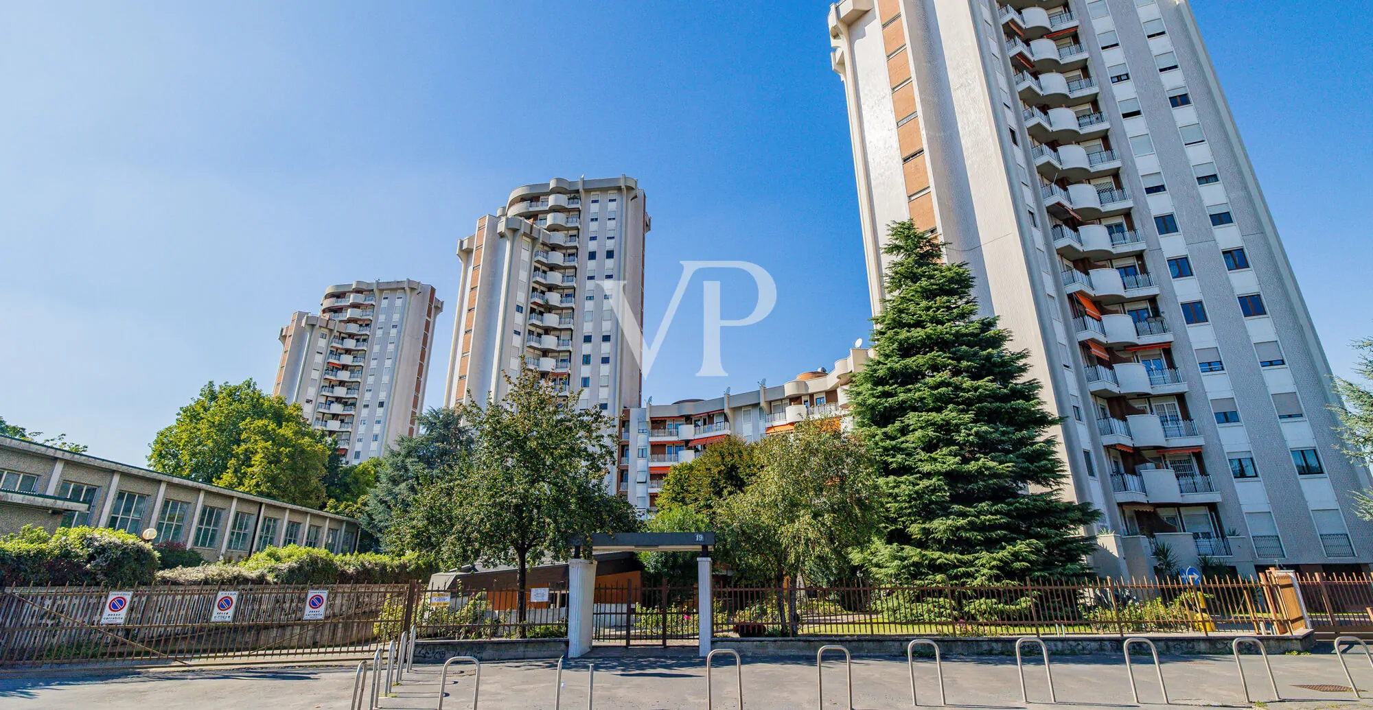 Apartamento de cuatro habitaciones más dos baños, sótano y garaje en la zona del Greco