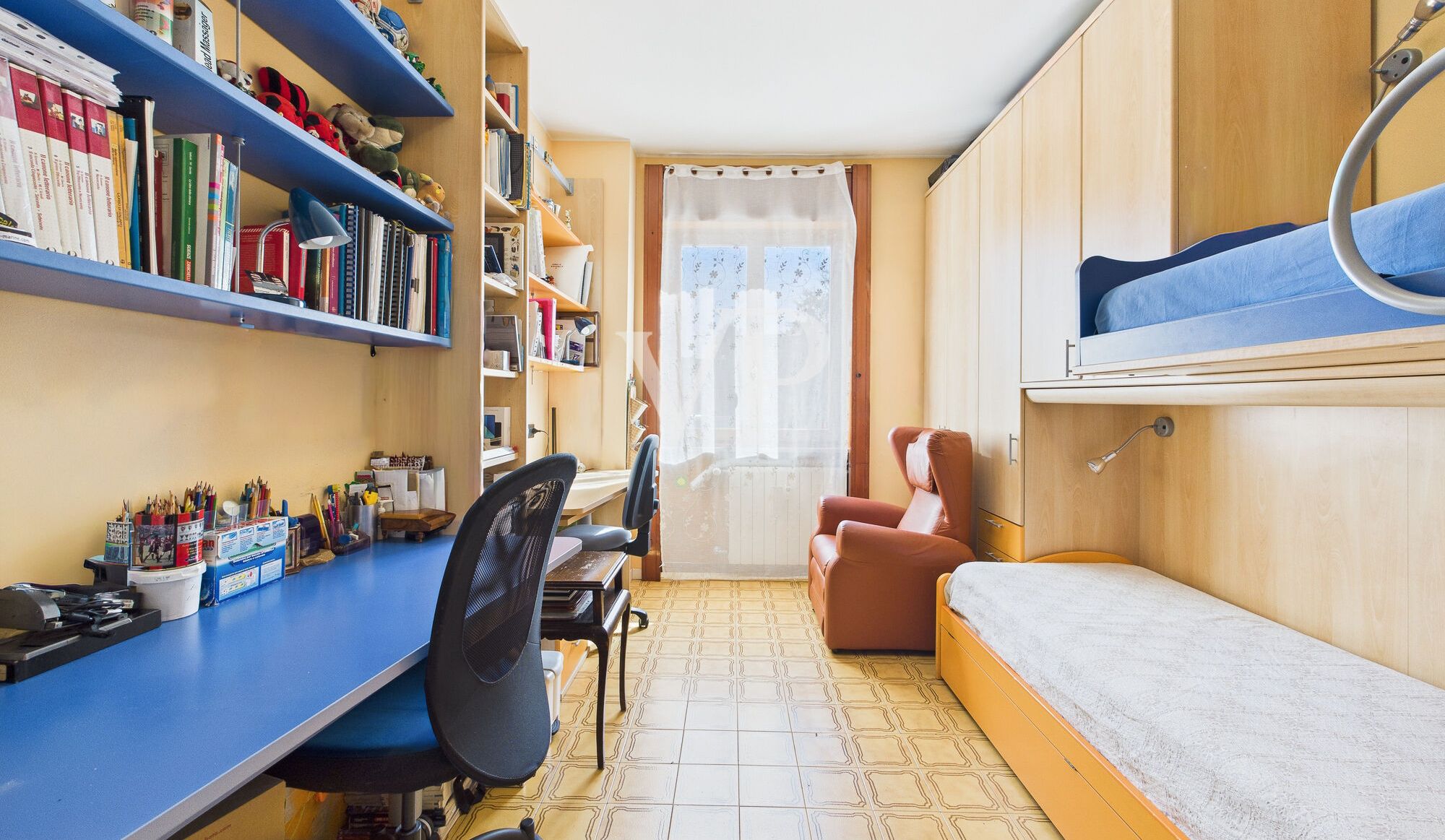 Apartamento de cuatro habitaciones más dos baños, sótano y garaje en la zona del Greco