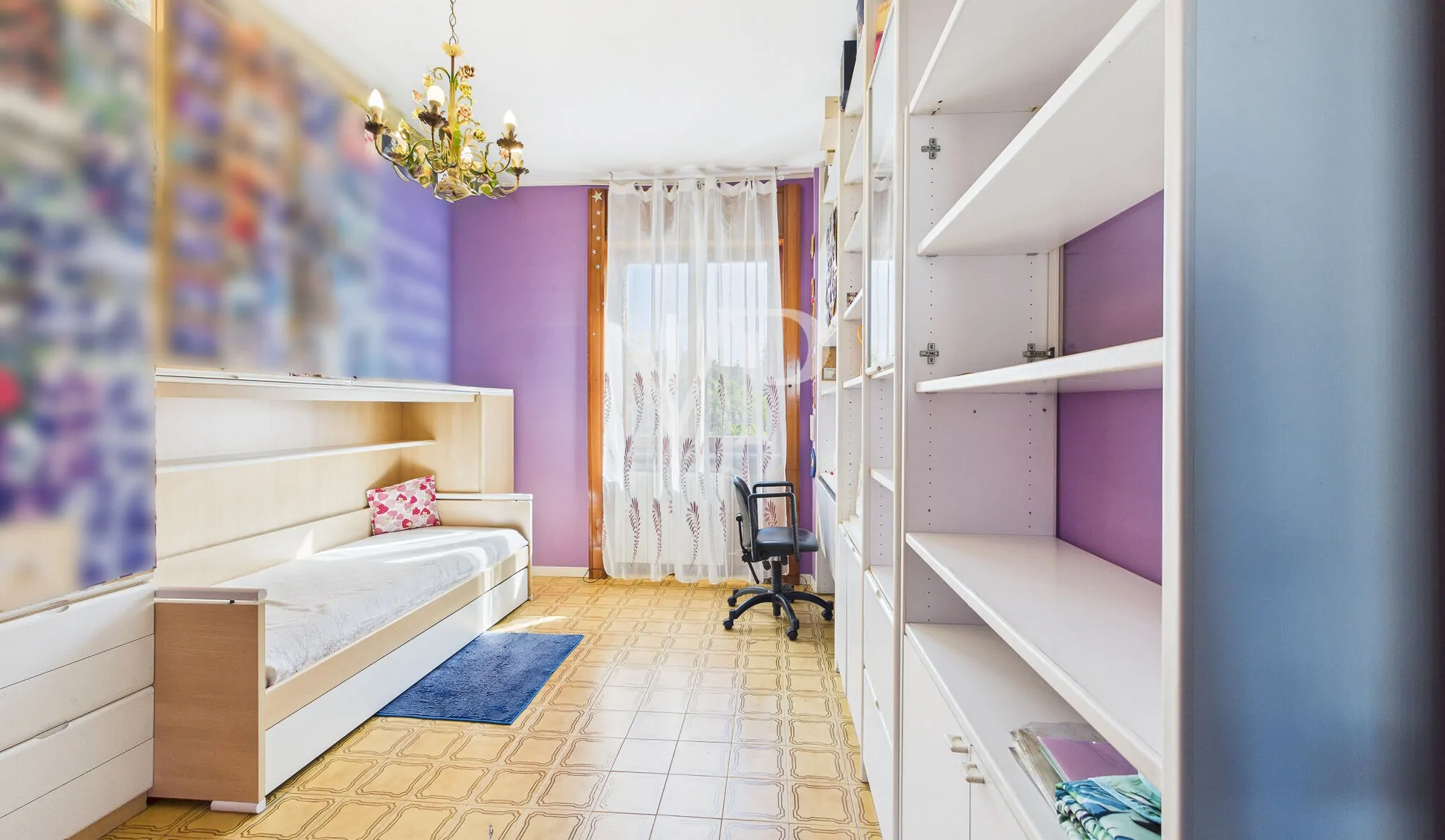 Apartamento de cuatro habitaciones más dos baños, sótano y garaje en la zona del Greco