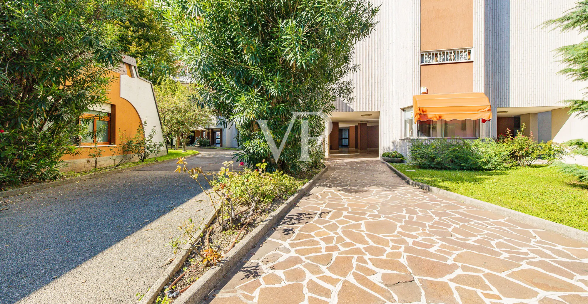 Apartamento de cuatro habitaciones más dos baños, sótano y garaje en la zona del Greco