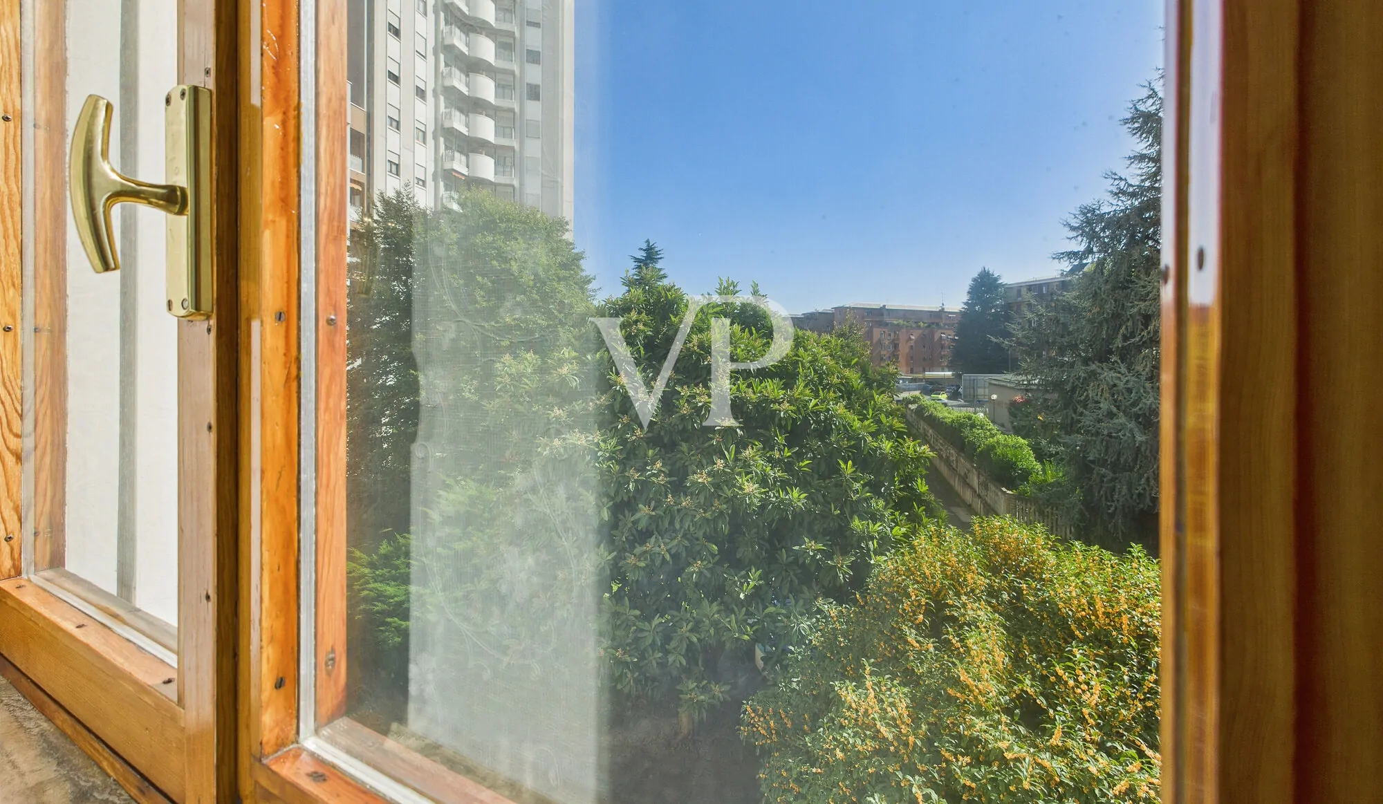 Apartamento de cuatro habitaciones más dos baños, sótano y garaje en la zona del Greco